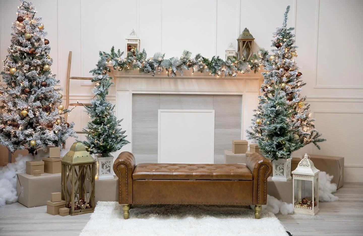 Hey guys!! Our 2025 Holiday set is officially live on the booking site!
&bull;
#Studio55Columbus #Photostudio #HolidayPhotos