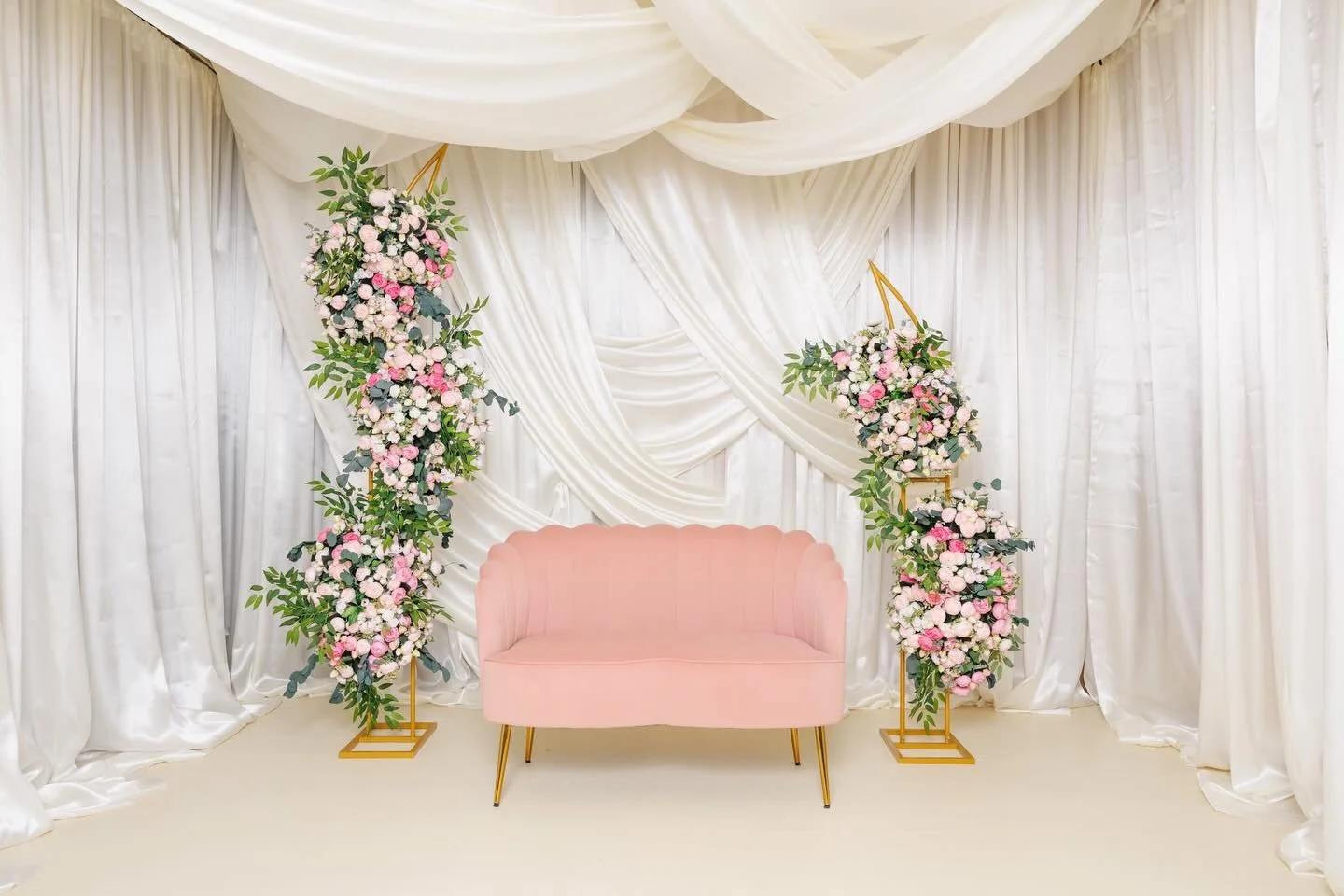 BLOOMS IN SPRING is now live! Booking is available on the site.
This set is perfect for:
&bull;Mother&rsquo;s Day 
&bull;Easter
&bull;Seniors
&bull;Birthdays
&bull;Families
&hellip;.. actually this set is perfect for everything. 
Don&rsquo;t wait thi