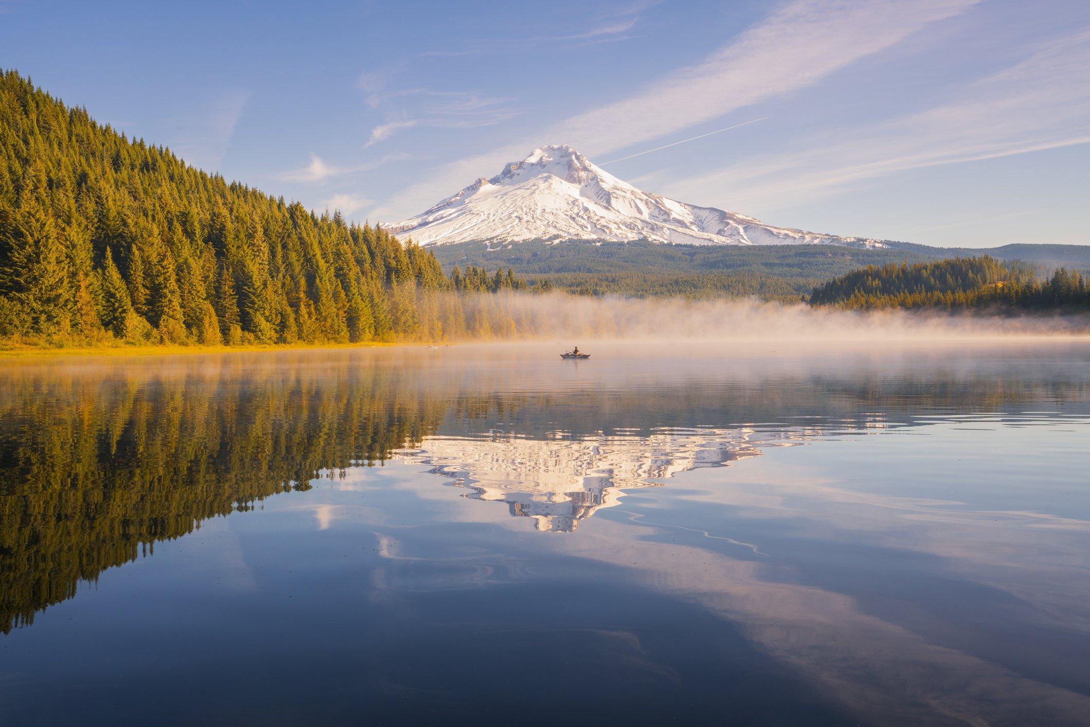 Sunrise reflecting on an alpine mountain lake in Oregon during a Wake Up To Adventure landscape photography tour in the Pacific Northwest.