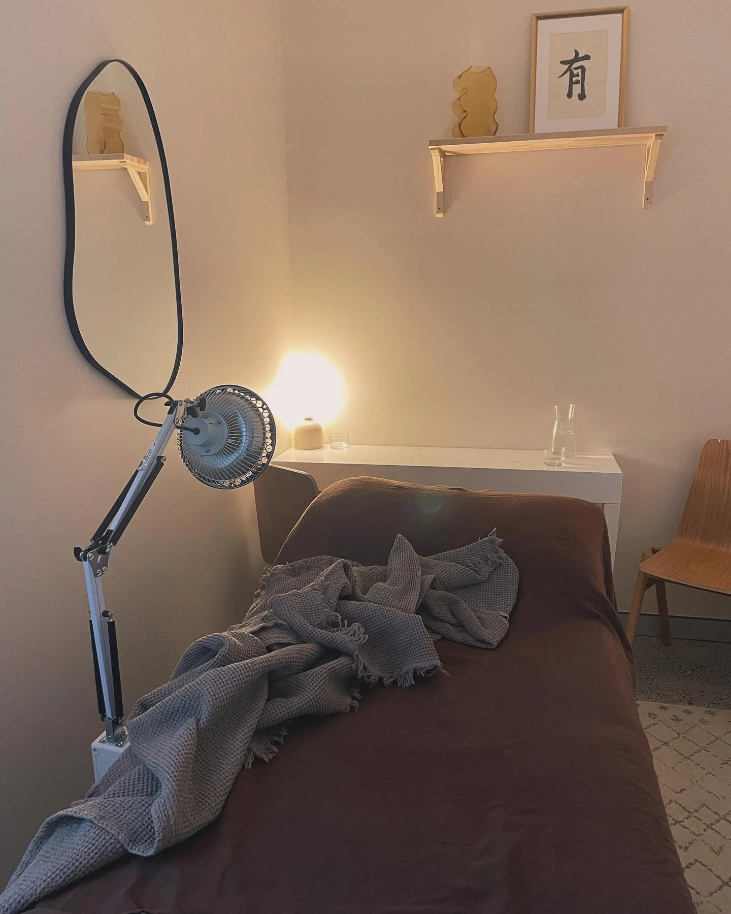 The art of relaxation!

The messy post-acu glow 🏮