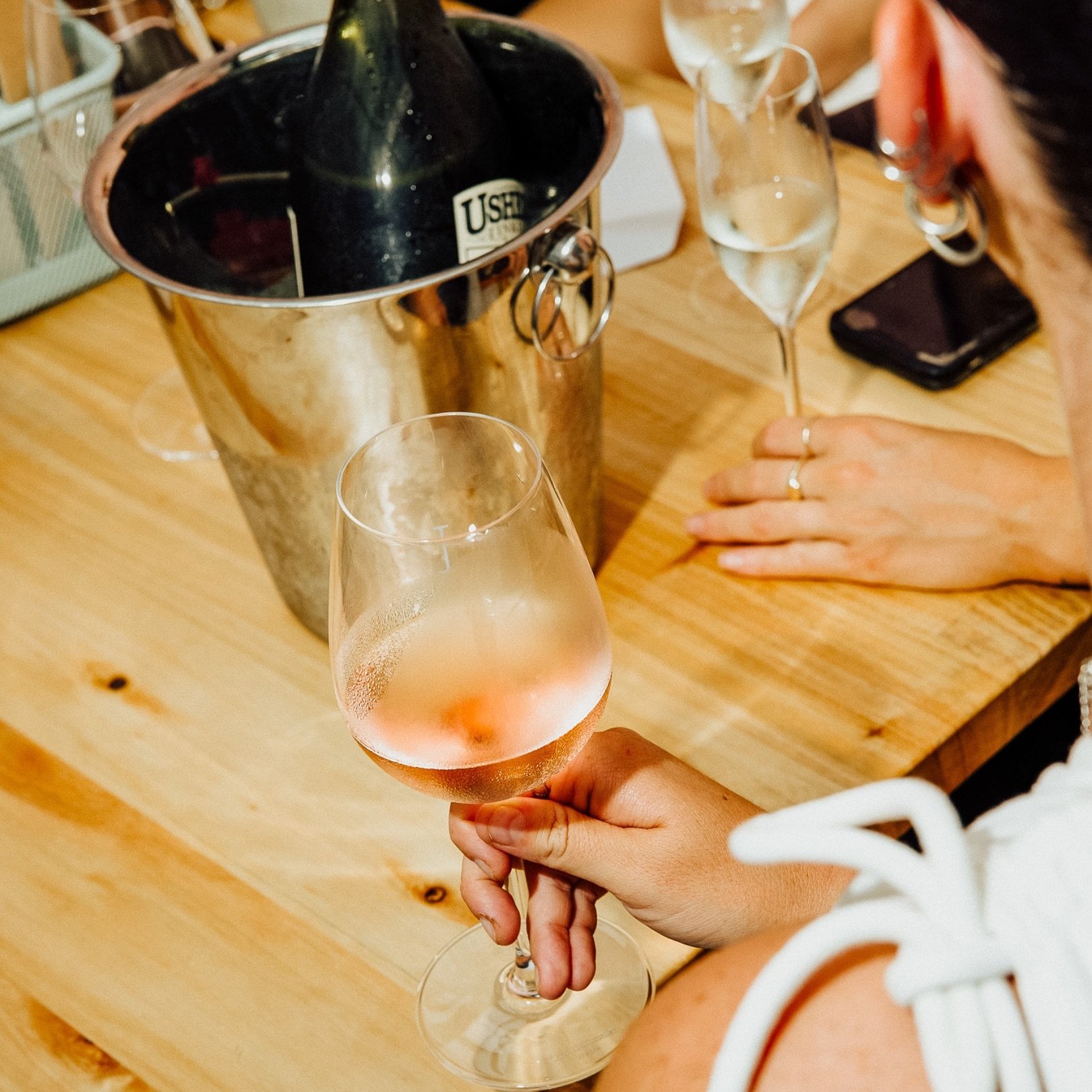 Raise a glass to Hunter Valley excellence at Charlies Rooftop! 🍷Our extensive wine list boasts the best of the region, ready to endlessly pour and delight your palate. Whether you&rsquo;re a connoisseur or just love a good glass, we&rsquo;ve got the