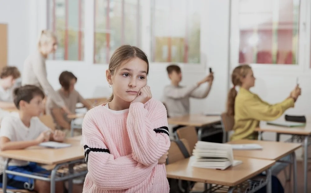 Girl uncomfortable in a big school