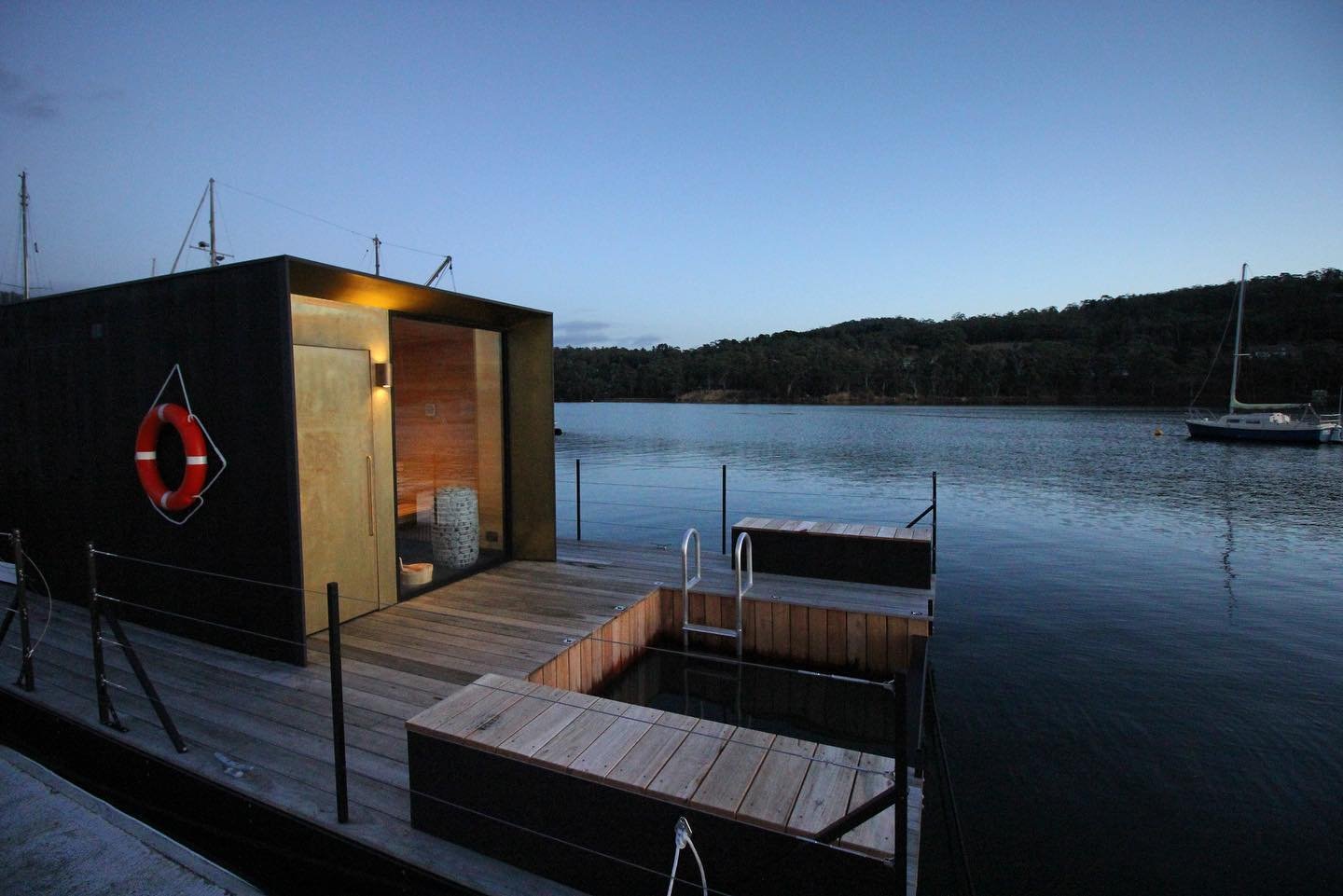Sunrise Sauna 🖤

Crisp air, cold southern water and a hot sauna 🥰

#sauna #saunaboat #boatsauna #floatingsauna