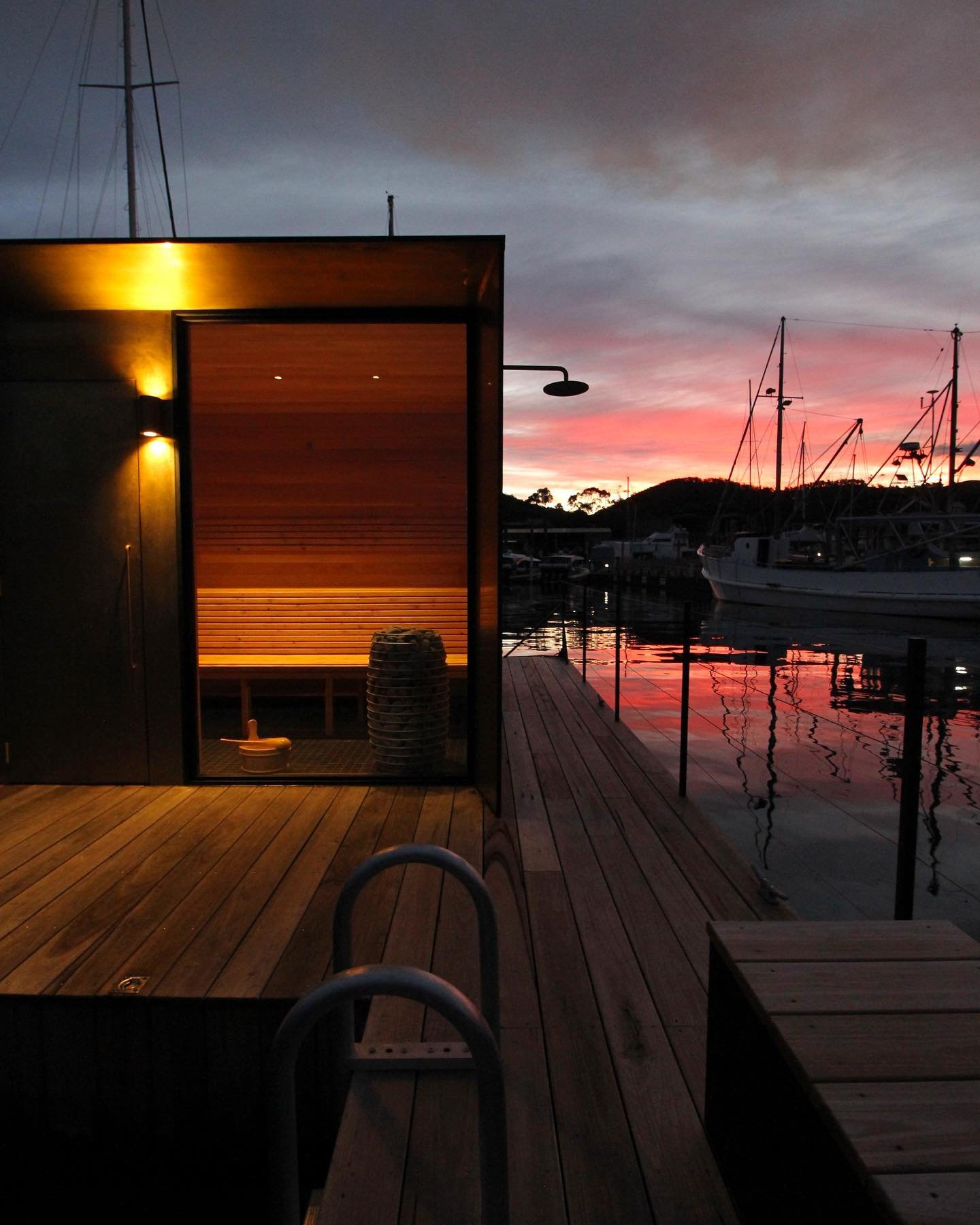 Red at night, Sauna delight 🖤

#sauna #saunaboat #boatsauna #floatingsauna #floatingsaunatasmania #tasmania