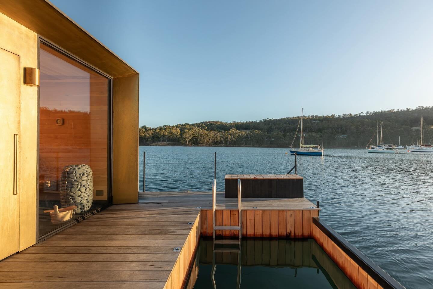 Golden hour aboard the sauna boat ☀️

Perfect moments like these are made for soaking in the sunshine, unwinding and reconnecting with nature. 

📸 @natashamulhallphotography 

#saunaboattasmania #FloatingSauna #Tasmania