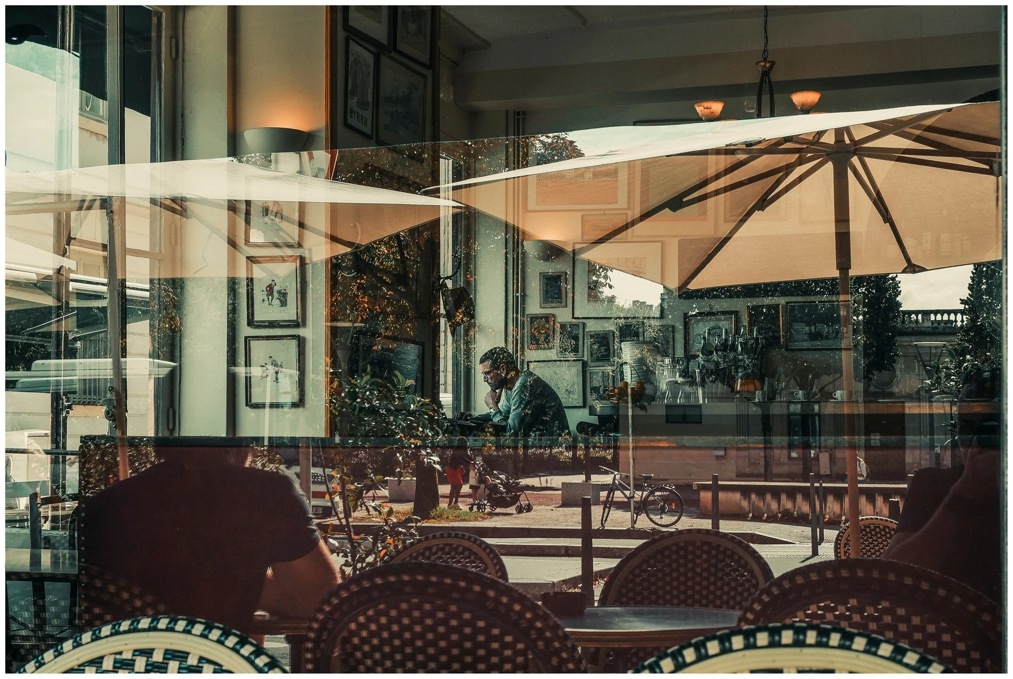 As the images unwind, like the circles that you find, in the windmills of your mind. #lyon ##caf&eacute; #leicaq2 #autumnvibes🍁 #photofitt