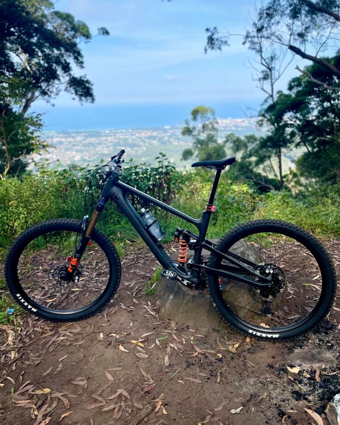 Lucky AstonMTB winner, Regan, from Australia onboard his brand new Hope HB916!

Regan won the comp last year and had the great opportunity to pick the size, components and colourways of his dreams. Then get his brand new bike delivered all the way fr