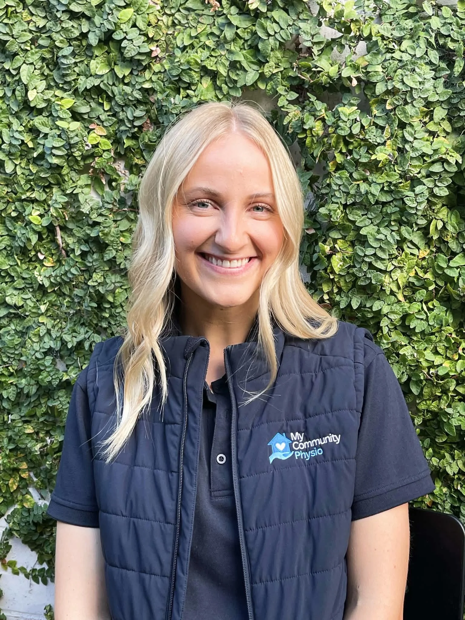 Meet Michaela, our physiotherapist who is working towards completing her women's health physiotherapy training. she has a passaion for helping people navigate their injuries and working towards their goals.