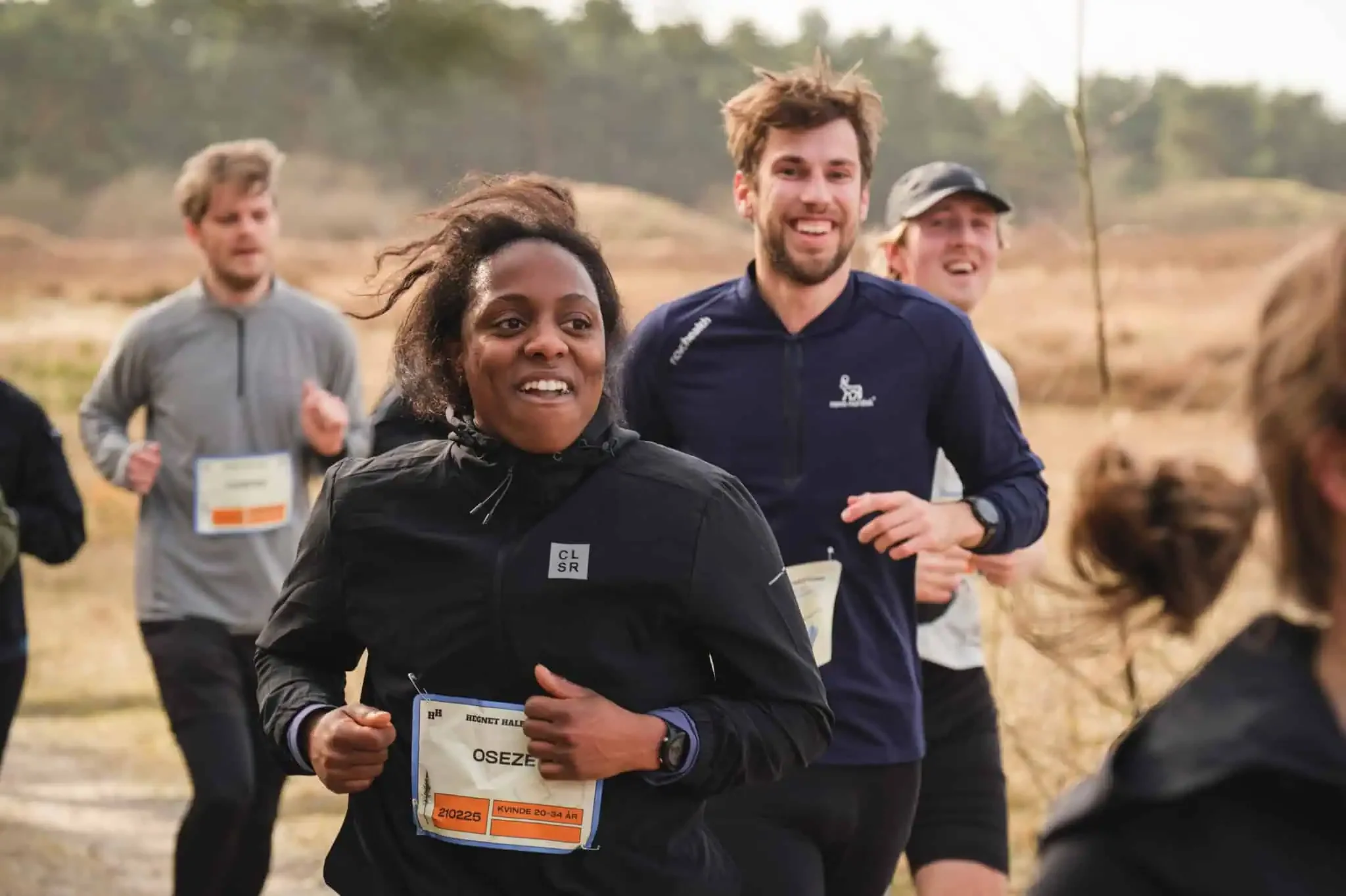 Glad løber som kommer i mål på sit første hegnet half halvmarathon 2026