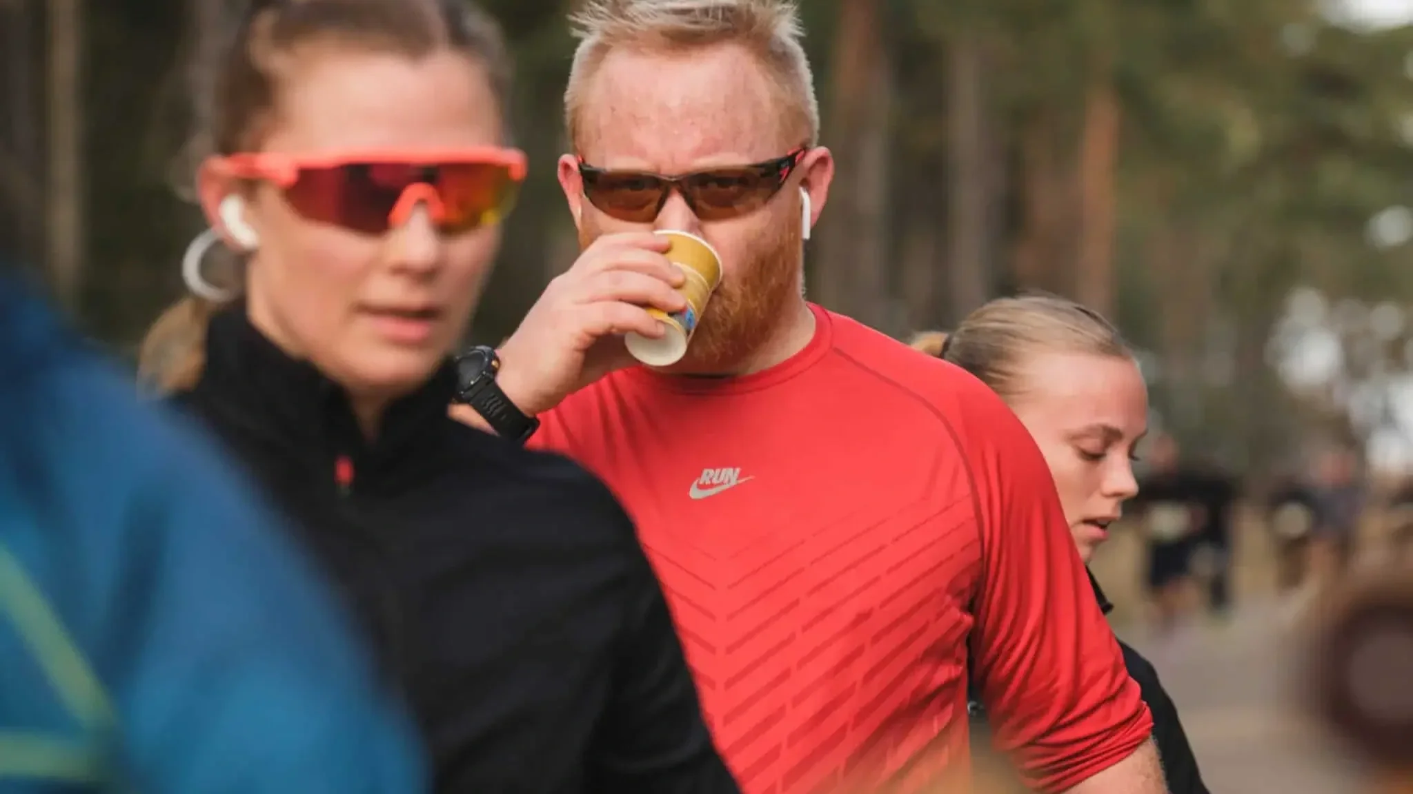 Glad løber som kommer i mål på sit første hegnet half halvmarathon 2026