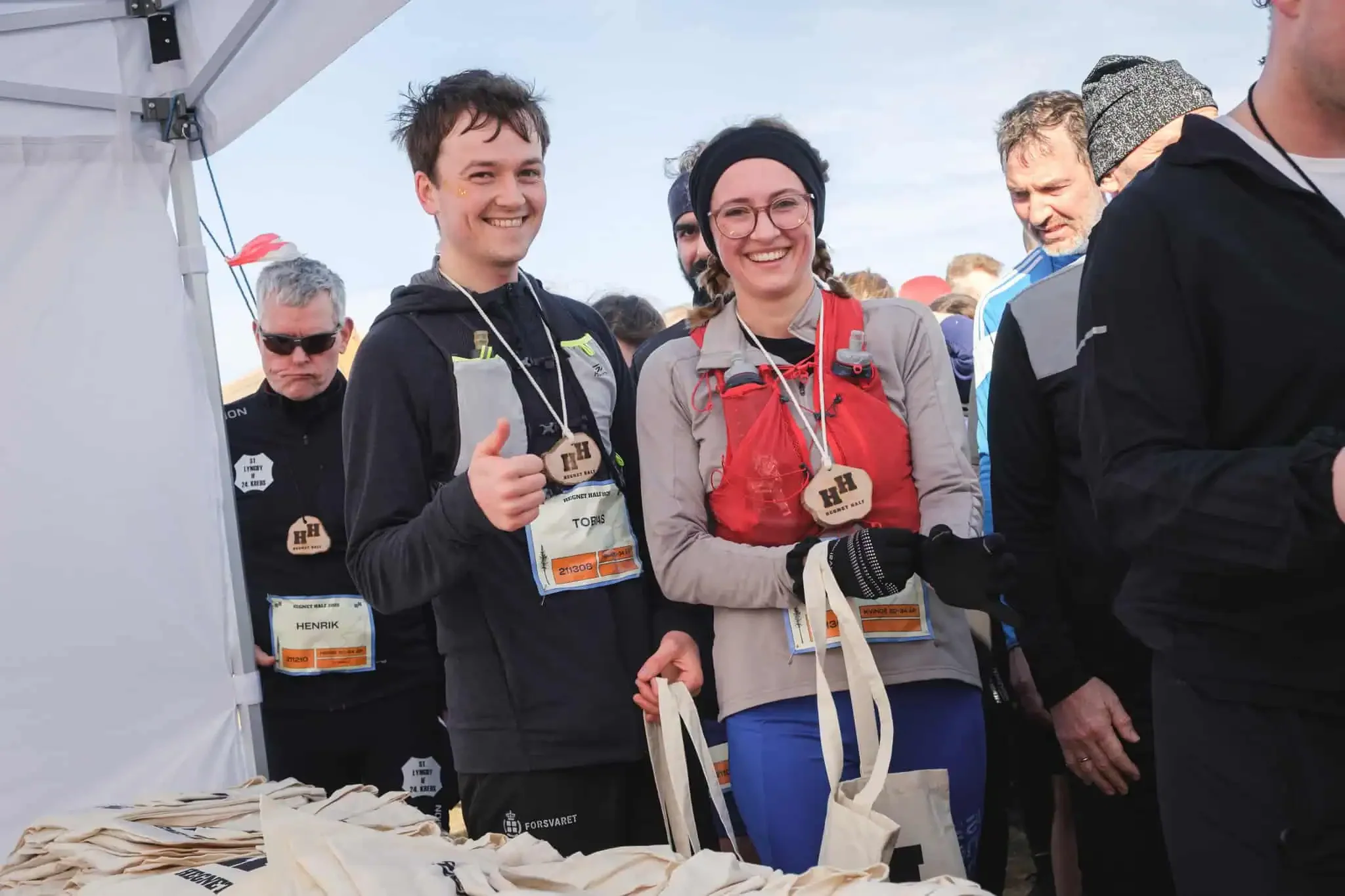 Glad løber som kommer i mål på sit første hegnet half halvmarathon 2026