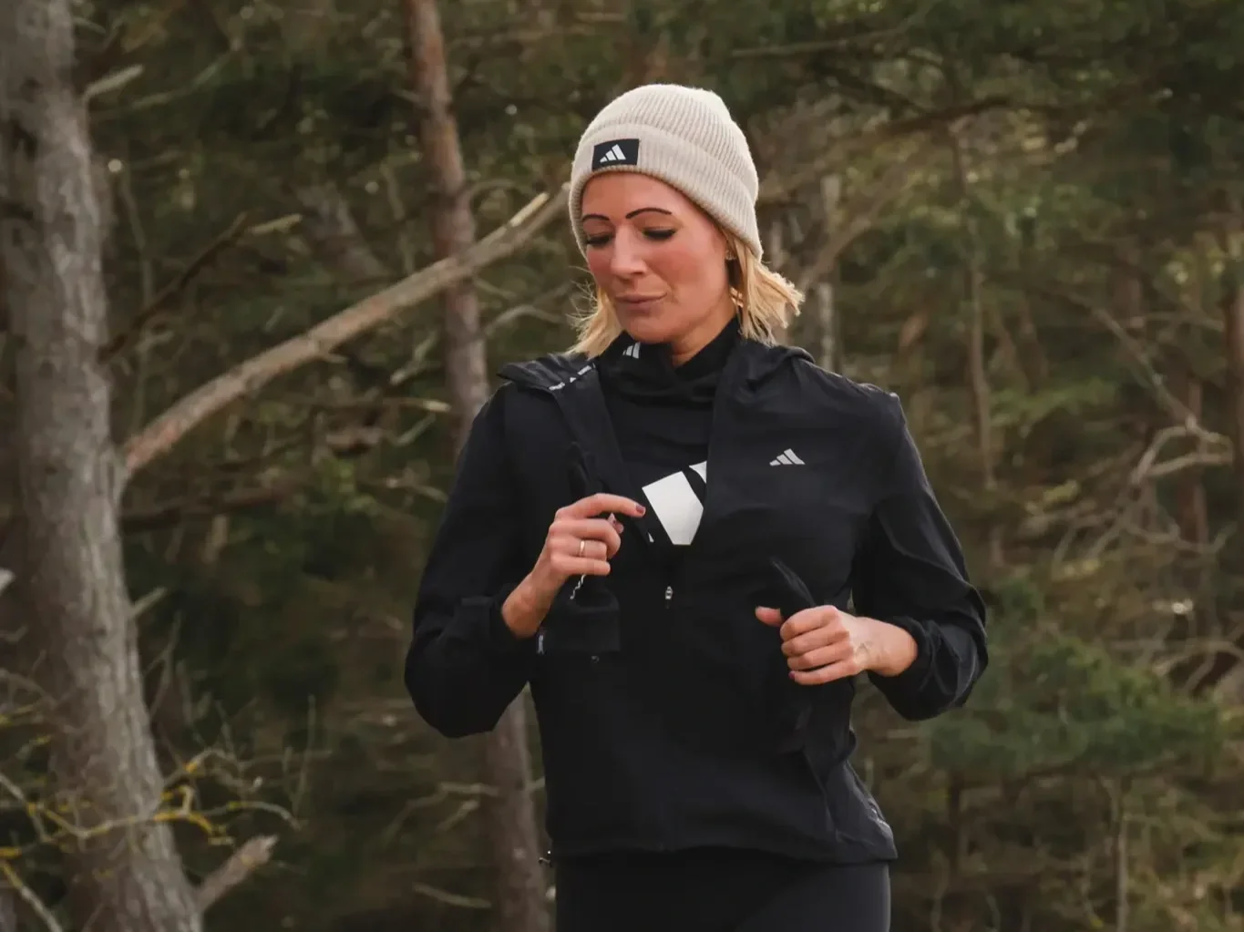 Glad løber som kommer i mål på sit første hegnet half halvmarathon 2026