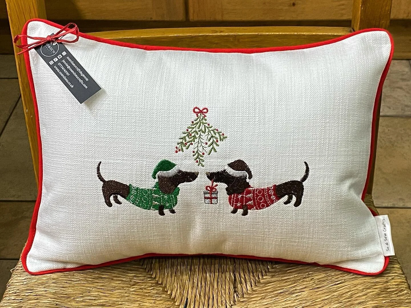 Cuteness overload! 🎄🐶🎁 #christmas #sausagedog #dauschund #mistletoe #sosewcraftsmadebyjennie