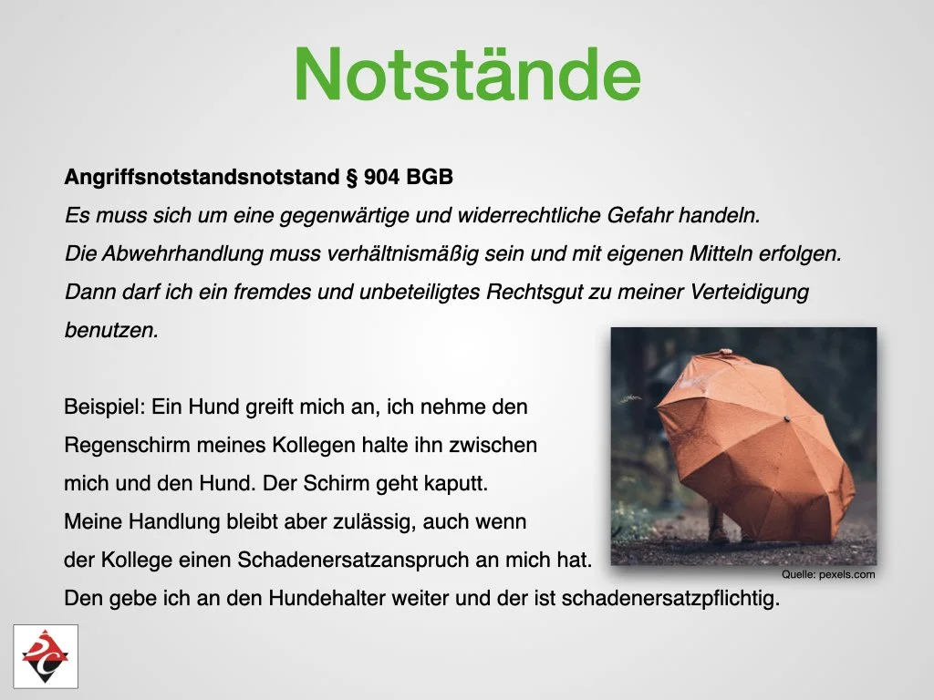 Ein rot-orangefarbener Regenschirm liegt auf dem Boden, während es regnet.