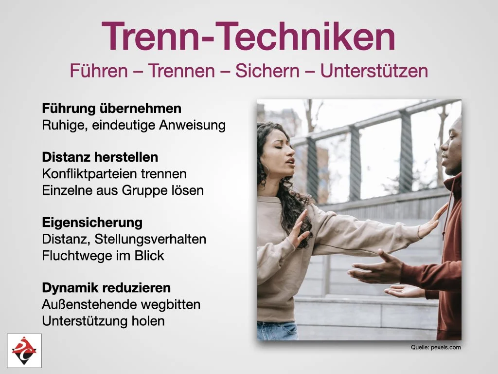 Informationsblatt über Trenn-Techniken mit Punkten wie Führung übernehmen, Distanz herstellen, Eigensicherung und Dynamik reduzieren, mit einem Bild von zwei Personen, die sich streiten.