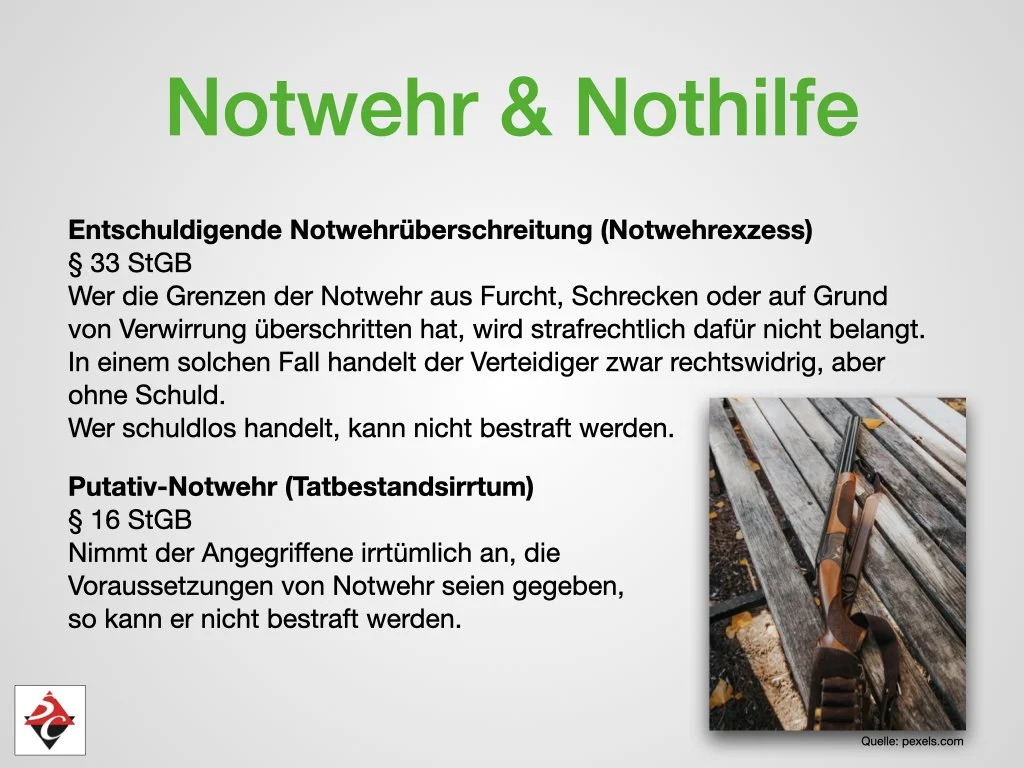 Informationszettel über Notwehr und Nothilfe, mit Text zu entschuldigung und Putativ-Notwehr, und einem Foto eines Revolvers auf einer Bank