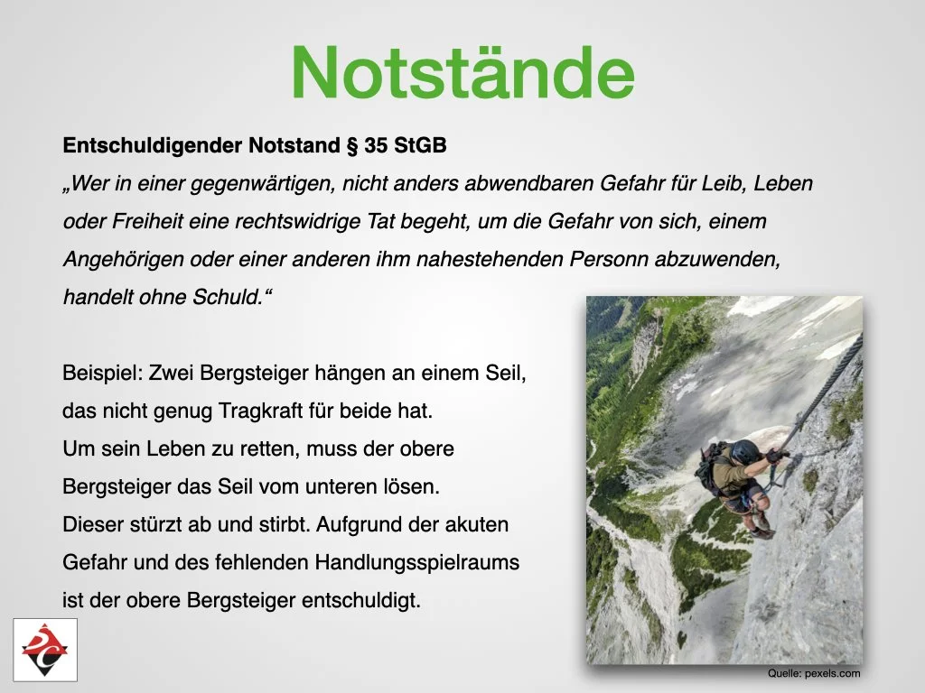 Ein Kletterer hängt an einer Seil, klettert an einer steilen Felswand, umgeben von einer grünen Berglandschaft.