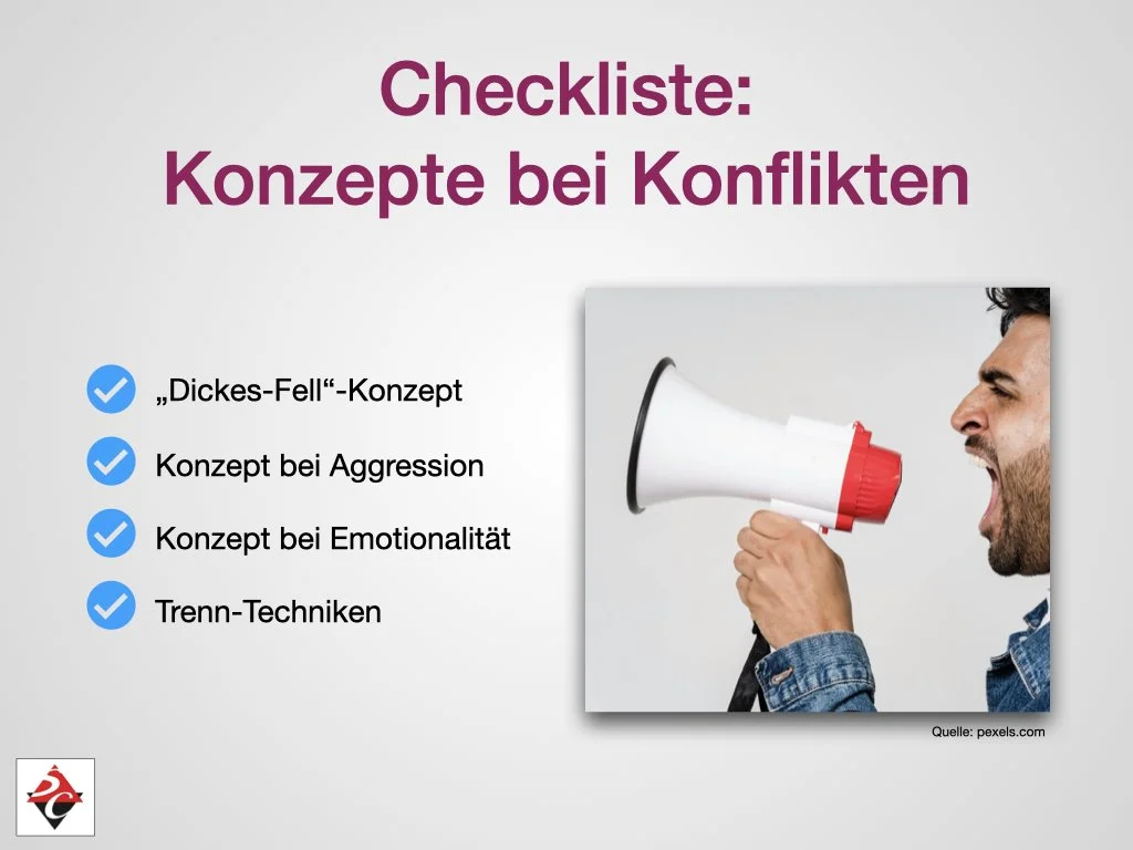 Ein Mann schreit in ein Megafon. Text auf der linken Seite lautet: Checkliste: Konzepte bei Konflikten, mit Punkten für 'Dickes-Fell'-Konzept, Konzept bei Aggression, Konzept bei Emotionalität, Trenn-Techniken. Quellenangabe: pexels.com.