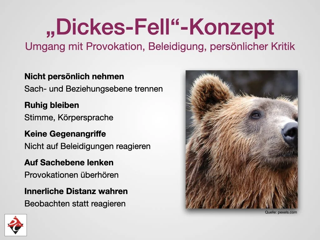 Präsentation über das 'Dickes-Fell'-Konzept mit einem Bärenbild und Tipps für den Umgang mit Provokation, Beleidigung und Kritik.