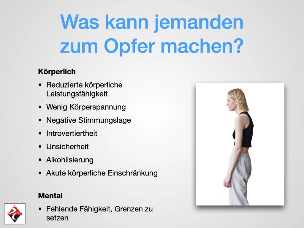 Frau in schwarzen Top und grauen Hosen, seitlich betrachtet, vor weißem Hintergrund. Übersichtliche Info-Grafik in Deutsch mit Titel "Was kann jemand zum Opfer machen?" und Listen zu körperlichen und mentalen Folgen.