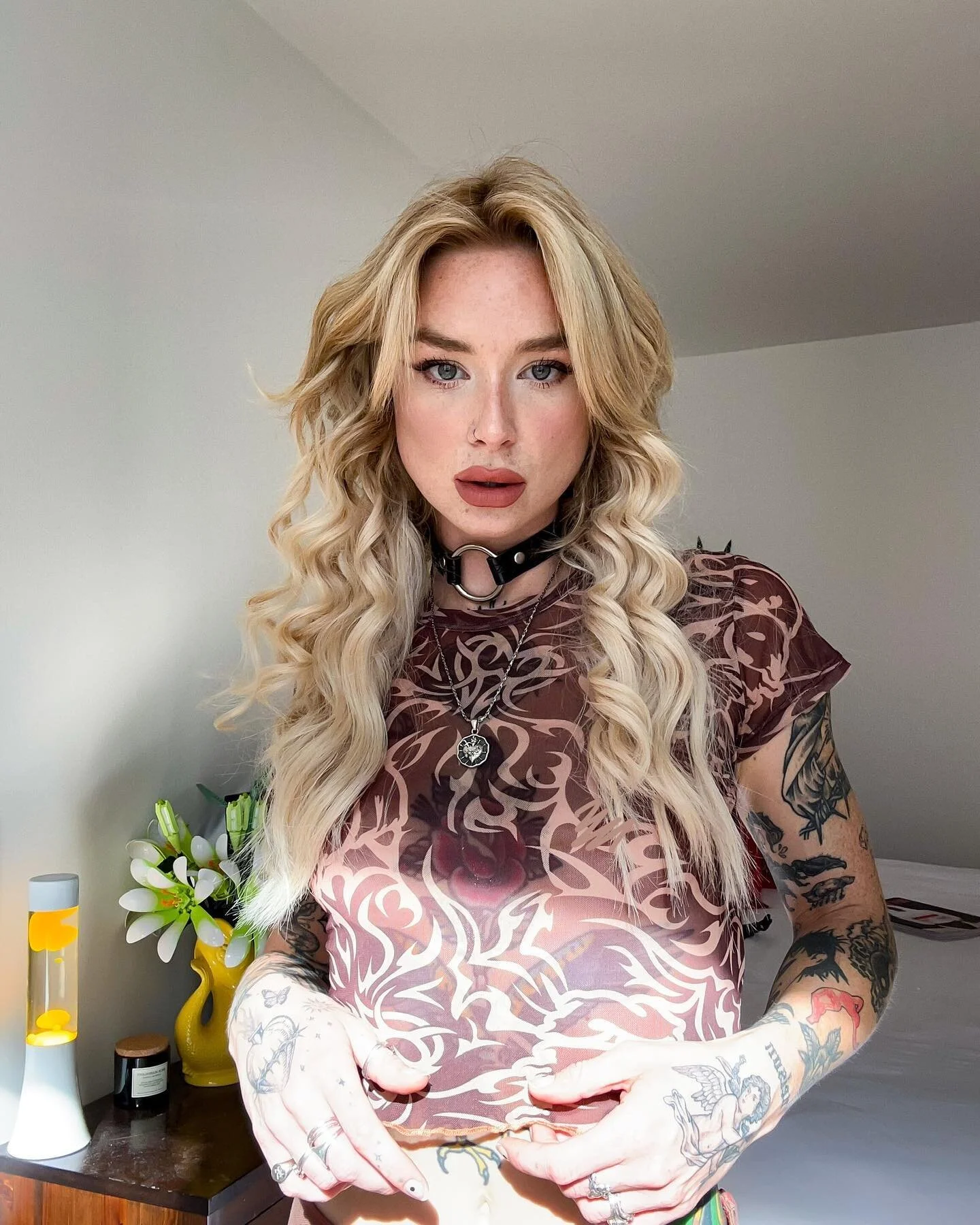 Dreamy hair courtesy of @laurenmarrhair &amp; @mattharrisonhair at @giellygreen 🫶🏼 

Using @greatlengthsuk tapes 🪲
@katieclaytonmoran top ;)

#extensions #tattoos