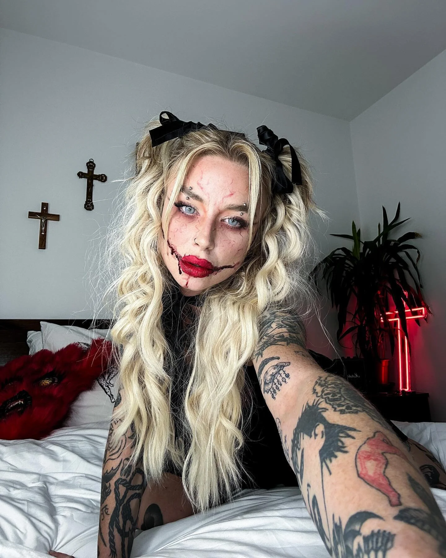 You told me to smile more :) 

More to come from this shoot with @__empty_alien 😛

#halloween #halloween23