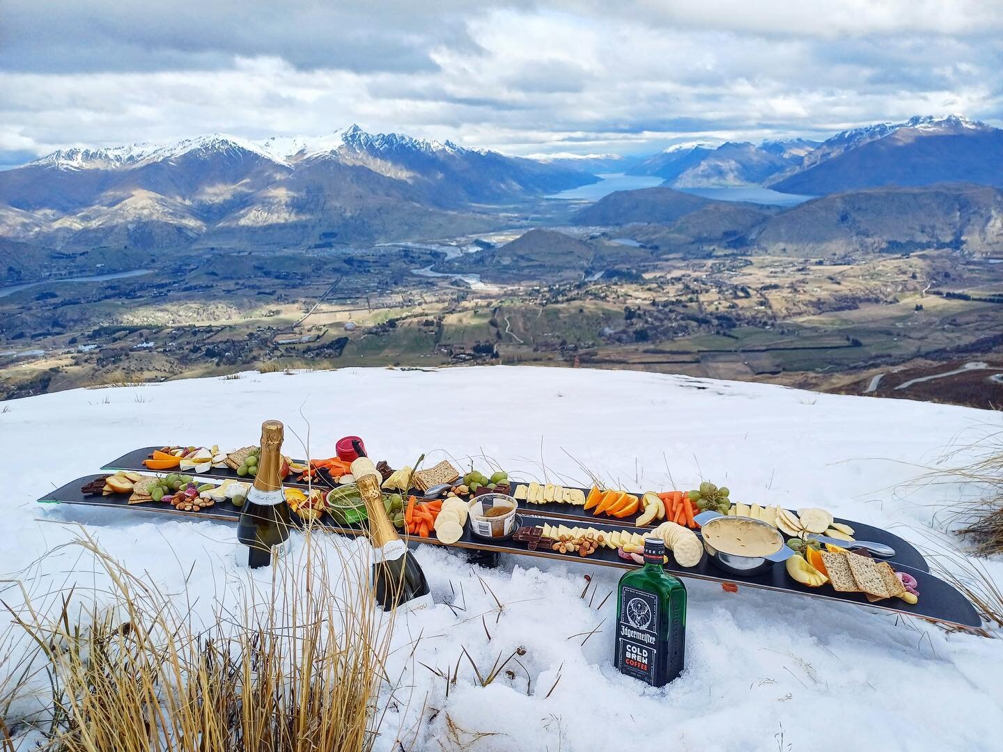 Night ski fuelin&rsquo; 
&bull;
A range of cheeses, crackers, dips, fruit, nuts, chocolate and lollies accompanied by some bubbles and J&auml;germeister on @kingswoodskis handmade Unis.
&bull;
#charcuterieboards #charcuterie #skiing #snowboarding #ch