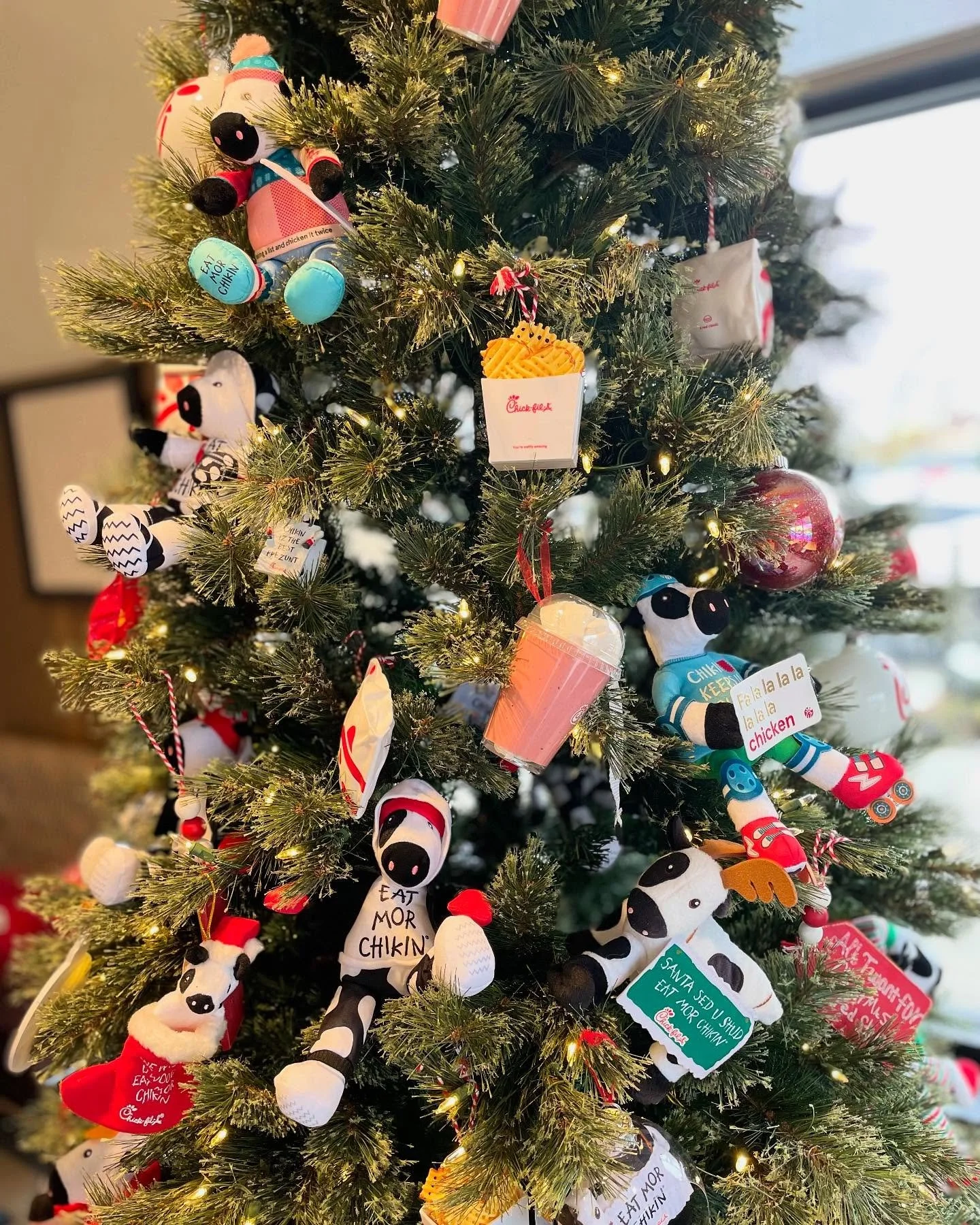 Is your tree up! 🎄
.
We always start late but leave it up deep into January 🤦&zwj;♀️
.
Also, don&rsquo;t forget 
The Advent Giveaway!
25 authors &bull; 25 days &bull; 25 chances to win&hellip; PLUS a Grand Prize of all 25 books!
BOOKMARK THE ADVENT