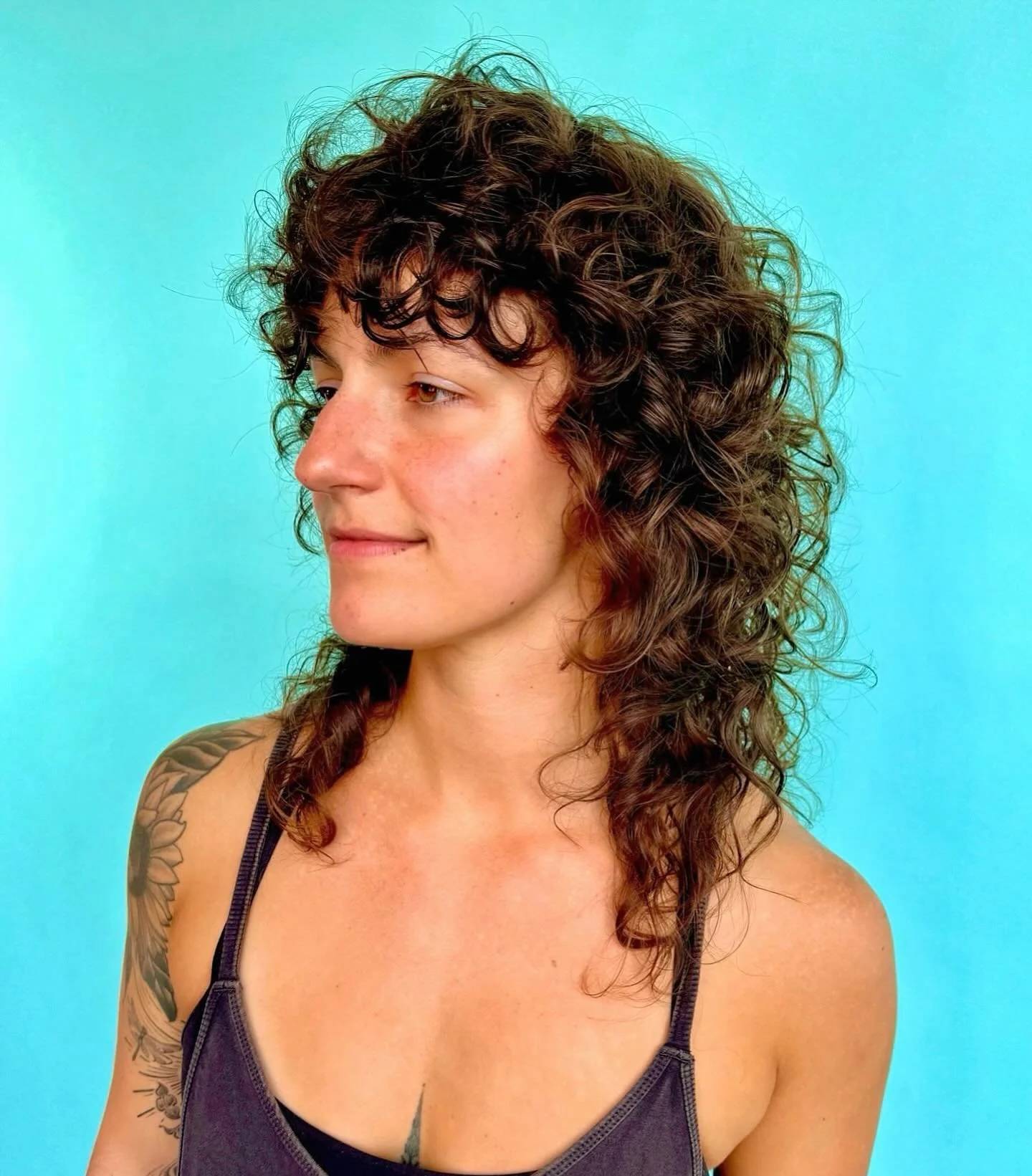 ⚡️Textured Petite celebrates clients who want to embrace their natural curl pattern and texture and also honor if you love a blowout!  This beautiful curly shape was done by the incredible @torriedoesmyhair 
•
•
•
•
#curlyhair #we