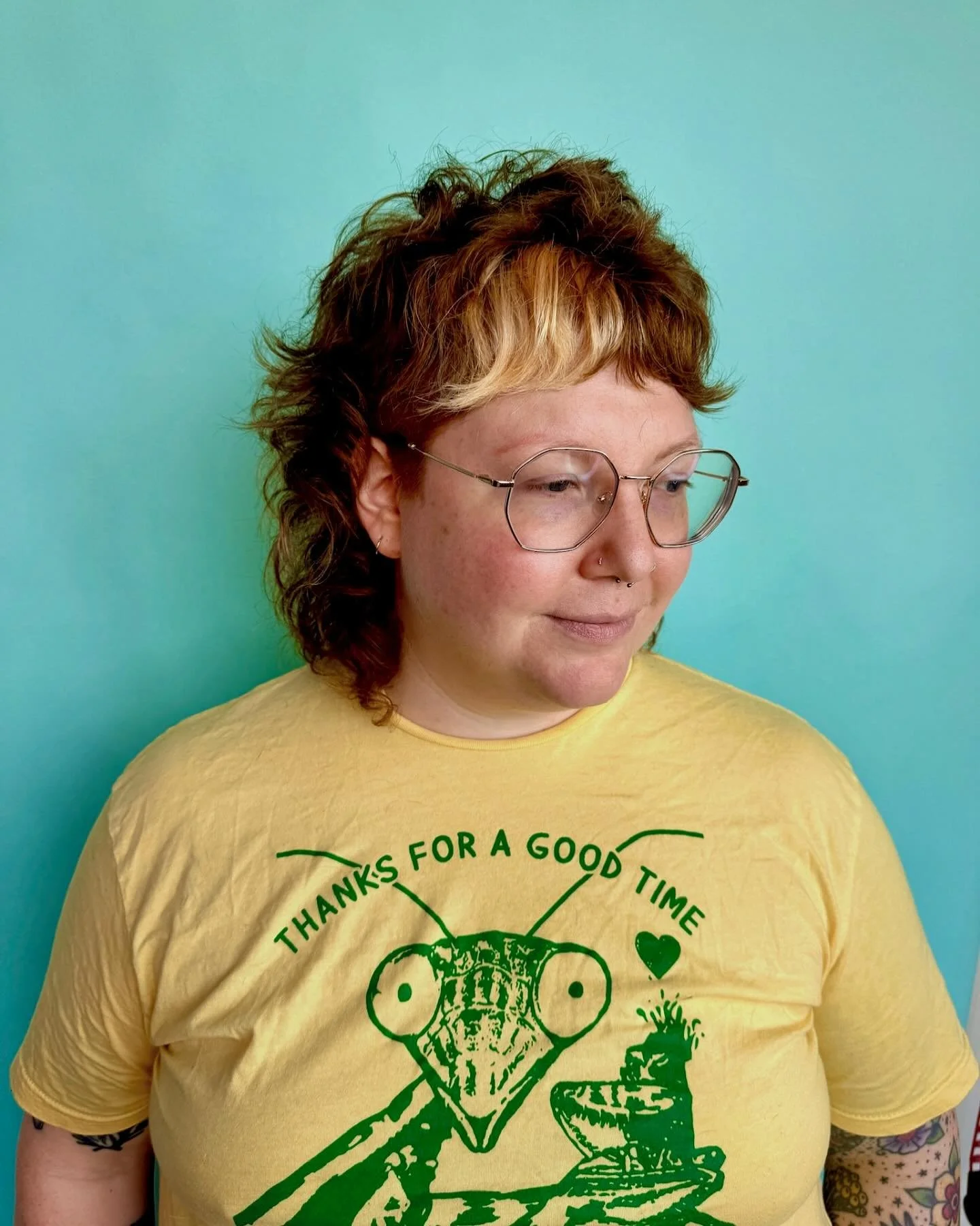 ⚡️When a solid graphic tee just vibes with the cool hair!  Torrie @torriedoesmyhair took 6 inches of Leslie’s mullet and shaved her sides and paired with a  blonde focal point!  We say “WOWZA”!!!!! 
•
•
•
•
#mass