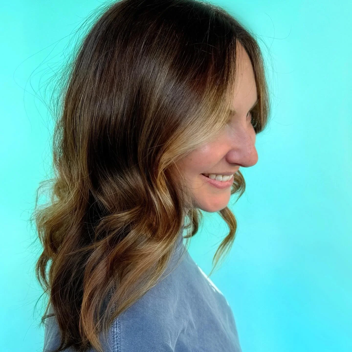 ⚡️This FALL like weekend is making us swoon over this color blend!!! This slightly darker blend in between balayage by Torrie @torriedoesmyhair 
•
•
•
•
#masshairstylist #crafthairdresser #centralmasshairdresser #worcesterma #west