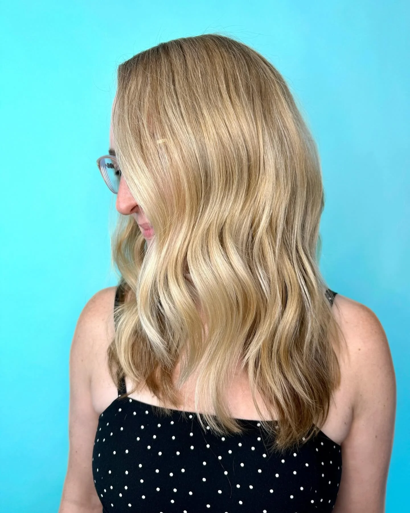 ⚡️SUNSHINE came softly through my a-window today⚡️ This Tuesday is brought to you by this stunning highlight and haircut by Torrie @torriedoesmyhair 
•
•
•
•
#worcesterma #centralmasshairdresser #crafthaircolor #crafthairdresser #