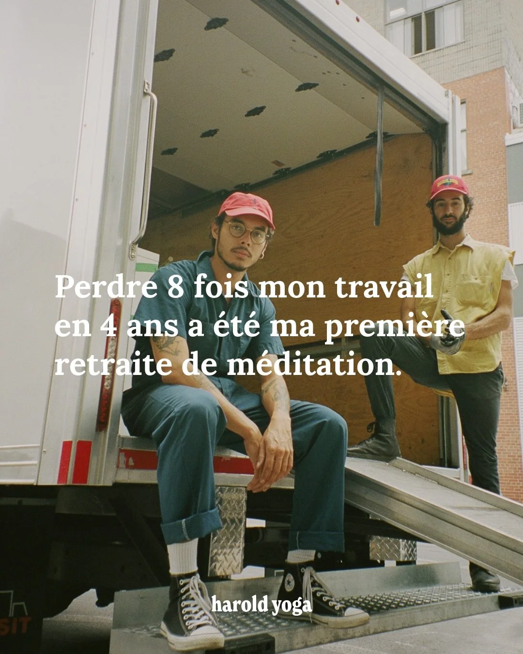 Aujourd&rsquo;hui, quand je tiens une posture de yin plusieurs minutes et qu&rsquo;une sensation monte dans une hanche ou une &eacute;paule, je retrouve exactement ce que Montr&eacute;al et Vipassana m&rsquo;ont appris. La sensation monte, s&rsquo;in