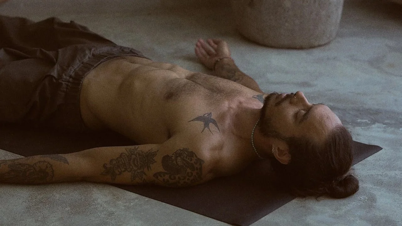 Harold Bonneville allongé en savasana pour une pratique de Yoga Nidra, repos profond et lâcher-prise du système nerveux.
