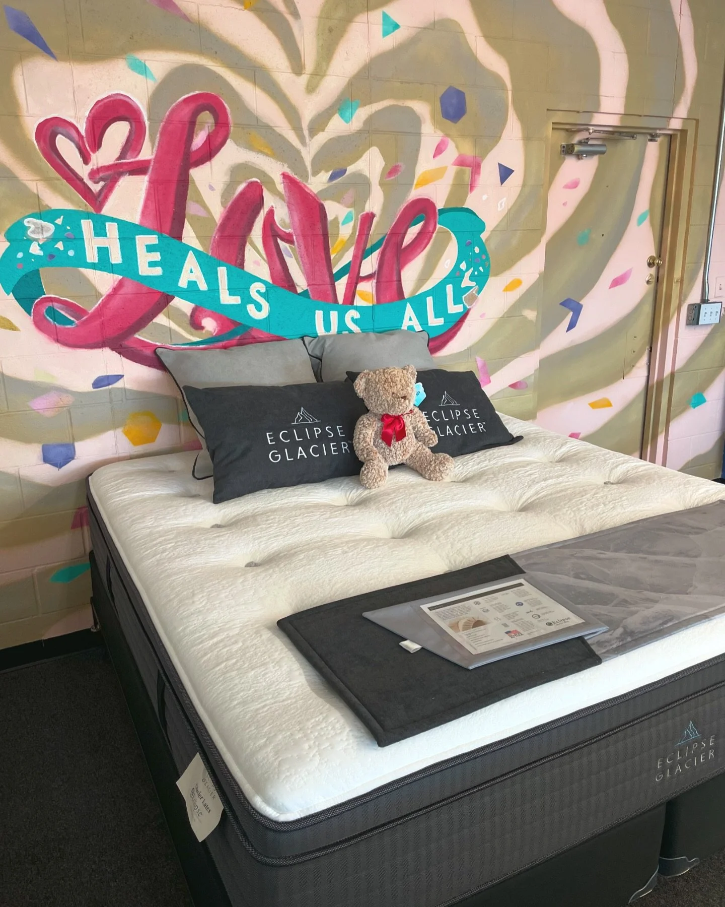 .
🛌🇺🇸🛌🇺🇸🛌🇺🇸🛌🇺🇸🛌🇺🇸🛌🇺🇸🛌🇺🇸🛌
The Eclipse Glacier Latex Eastern King Hybrid is the perfect cross between luxury and utility! 

It boasts 
-Chiropractic Seal of Approval
-Individually pocketed Coils 
-Reinforced edge support
-3 inches