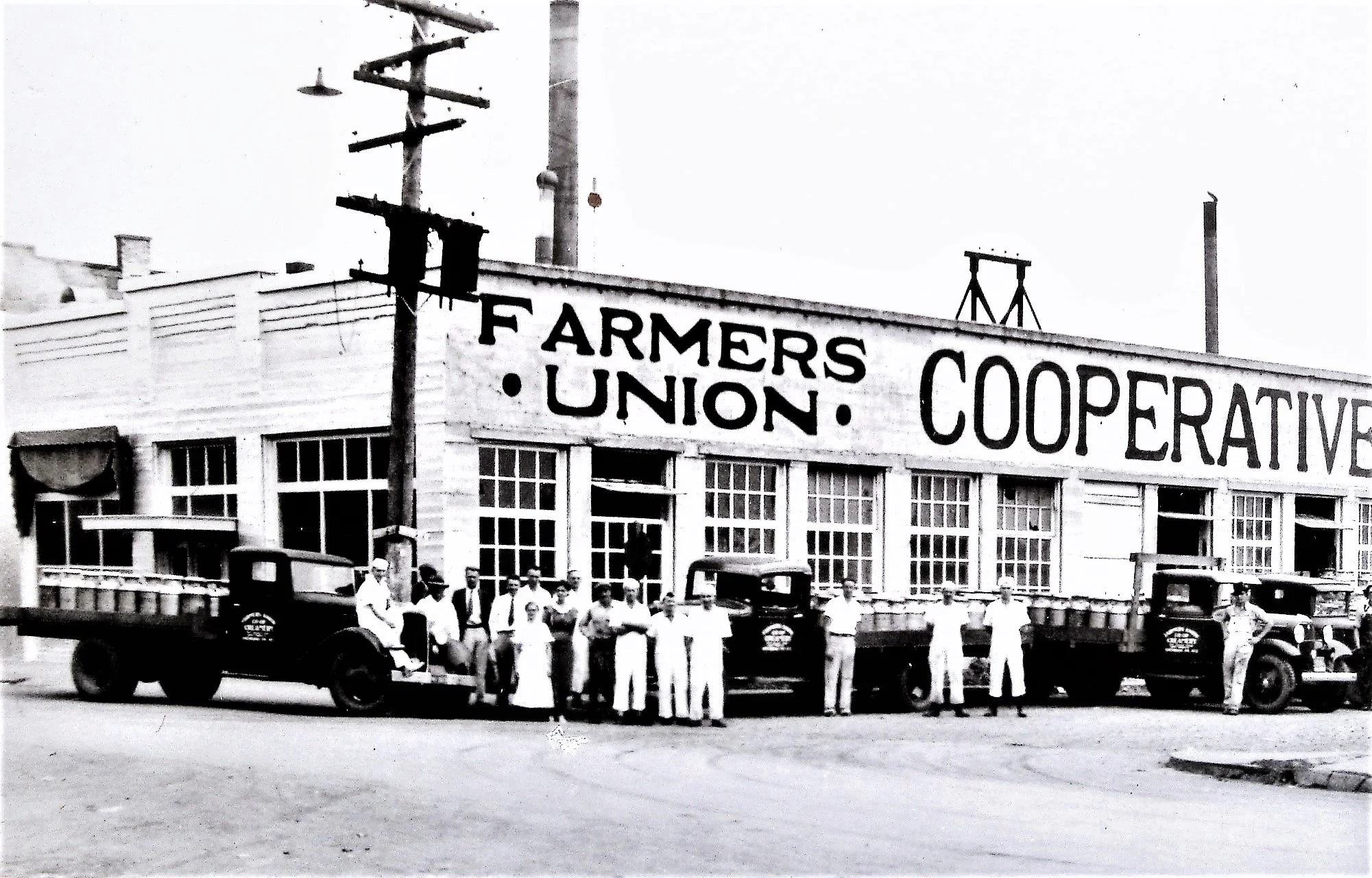 In the early 1920’s, this building housed the Embry Garage.  In 1931, dairy farmers founded the Farmers Coop Creamery.  It was operated as a creamery until 1973 when it became Tuggle Chevrolet.  It is now the Red Lizard Secondhand Store.