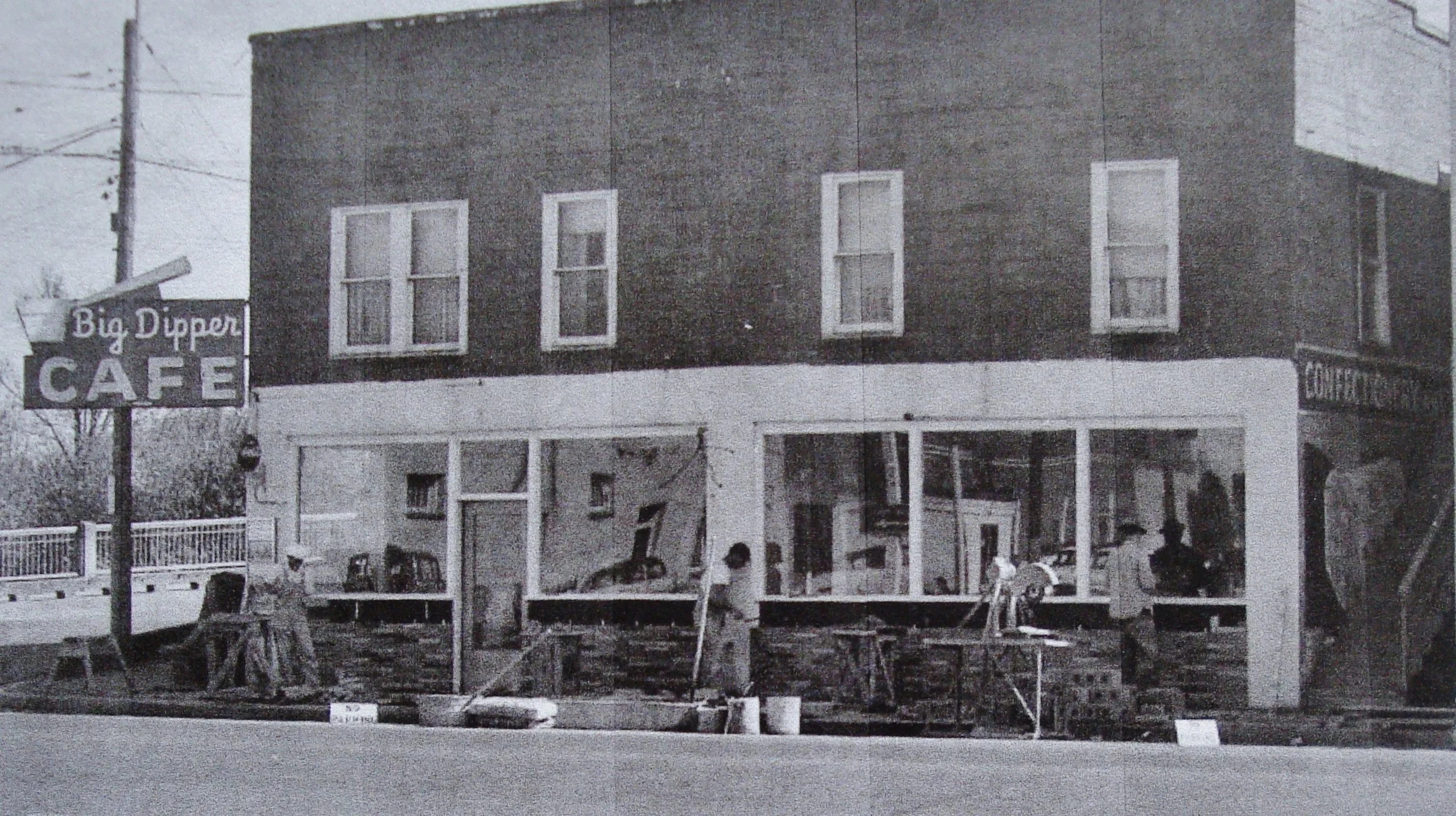In 1909, JJ Thompson opened a confectionery in this building. In 1939, it became the Big Dipper Cafe.  In 1958, the Elkin’s purchased the café and changed the name to Chat and Chew.  There have been several businesses in this building since the 1980’