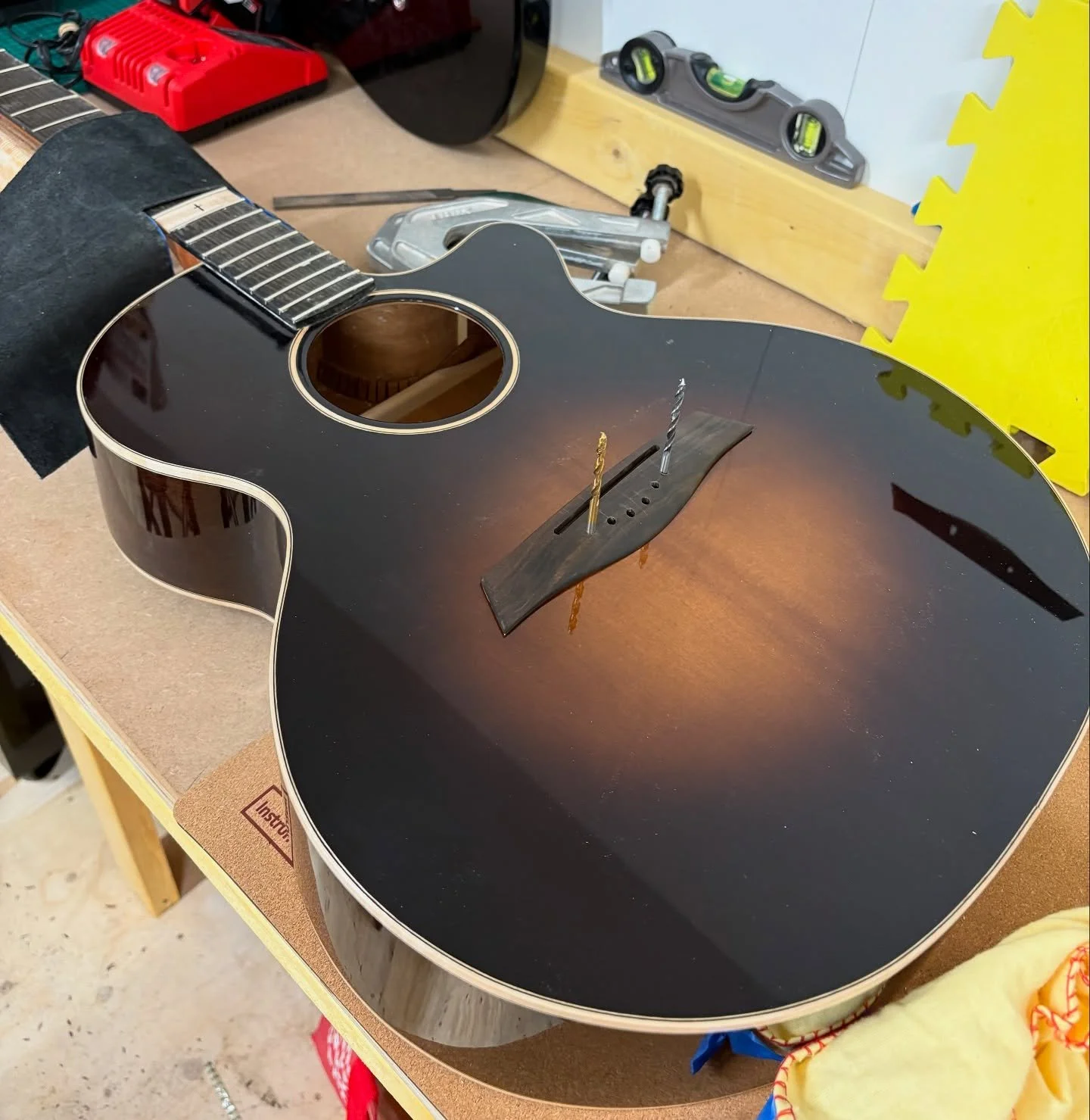 First day in the new workshop&hellip; ended badly.
-
-
-
-
#guitarbuild #luthier #gibson #satisfying #guitars #guitarbuilding #customguitar
