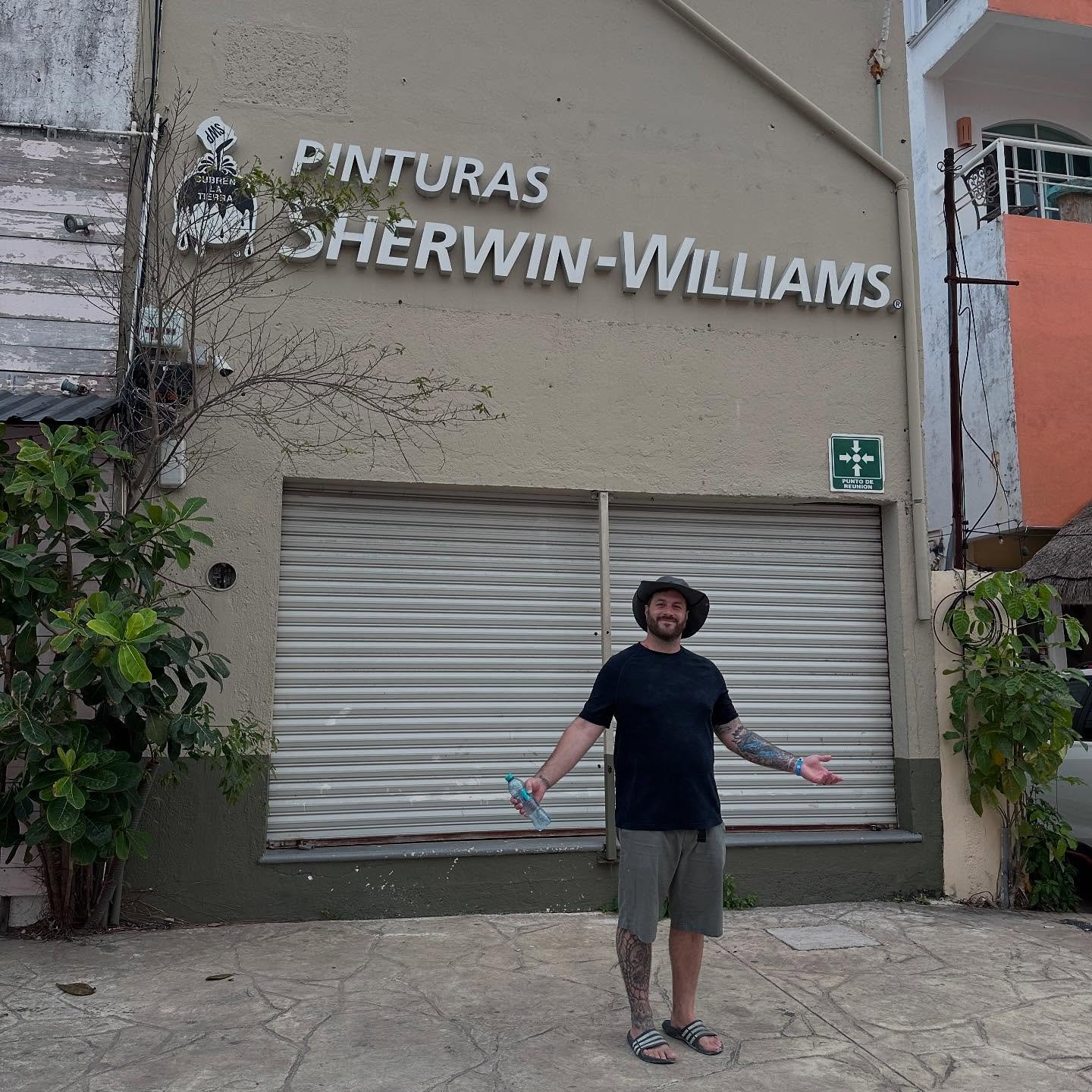📍JPS goes to Mexico 
Finding a Sherwin Williams everywhere we go!