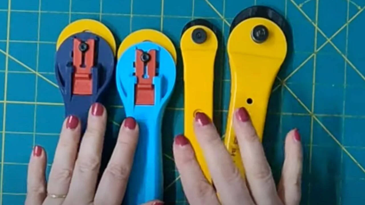 Four different rotary blades with two hands