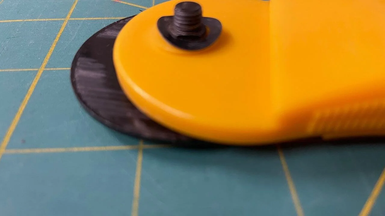 Zoomed in rotary blade showing assembly with direction of washer