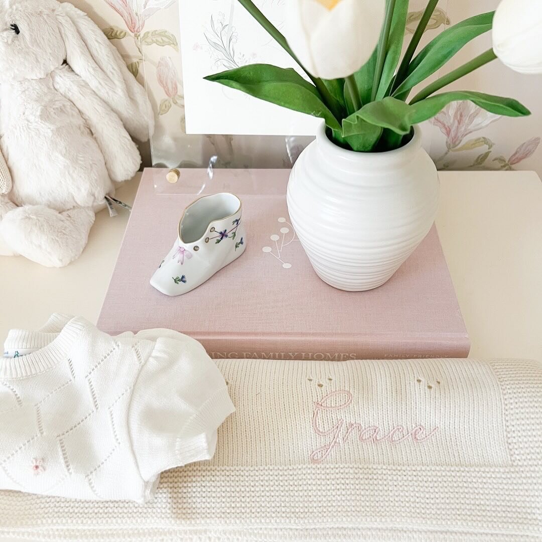 Nursery details 🎀
.
.
.
 #grandmillenialdecor #grandmillenialdesign #grandmillenialchic #grandmillenial #grandmillenialstyle #coastalgrandmother #coastalgrandma #classichomedecor #traditionalhome #traditionalnursery #classicnursery #babygirlnursery