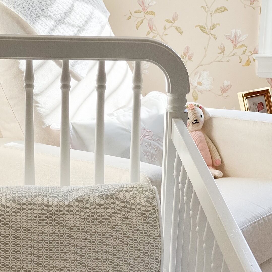 My favorite corner of Grace&rsquo;s nursery🩷
.
.
.
 #grandmillenialdecor #grandmillenialdesign #grandmillenialchic #grandmillenial #grandmillenialstyle #coastalgrandmother #coastalgrandma #classichomedecor #traditionalhome #classicnursery #babygirln