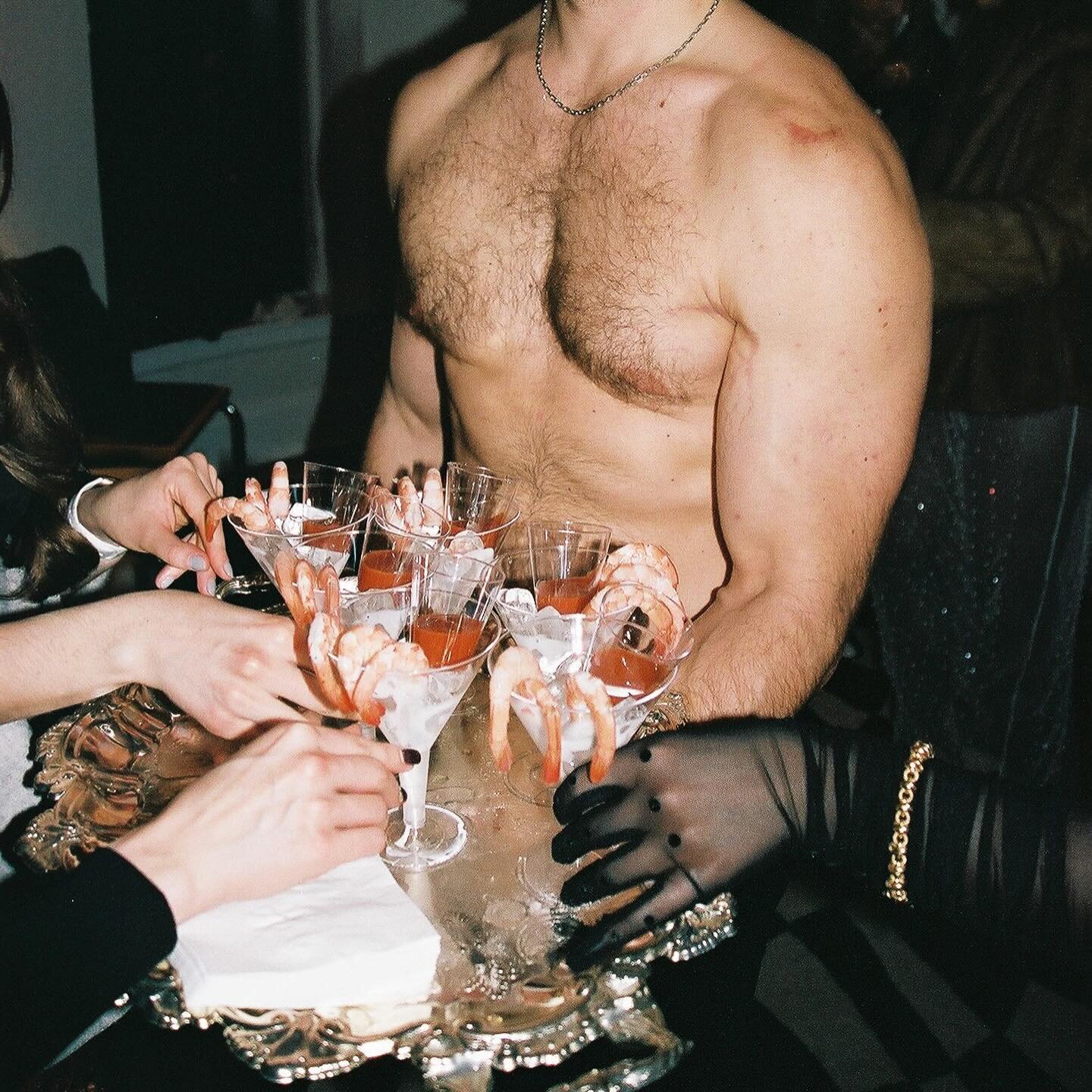 SERVING LOOKS AND SERVING APPS ‼️🔥🌶️ Bites served up by The Men of Burlesque at our High Society dinner &mdash; 
- Hot Cheeto trail mix
- Mac and cheese bites 
- Goat cheese tarts
- Bite sized baked potato
- Shrimp cocktail
- Melon caprese skewers
