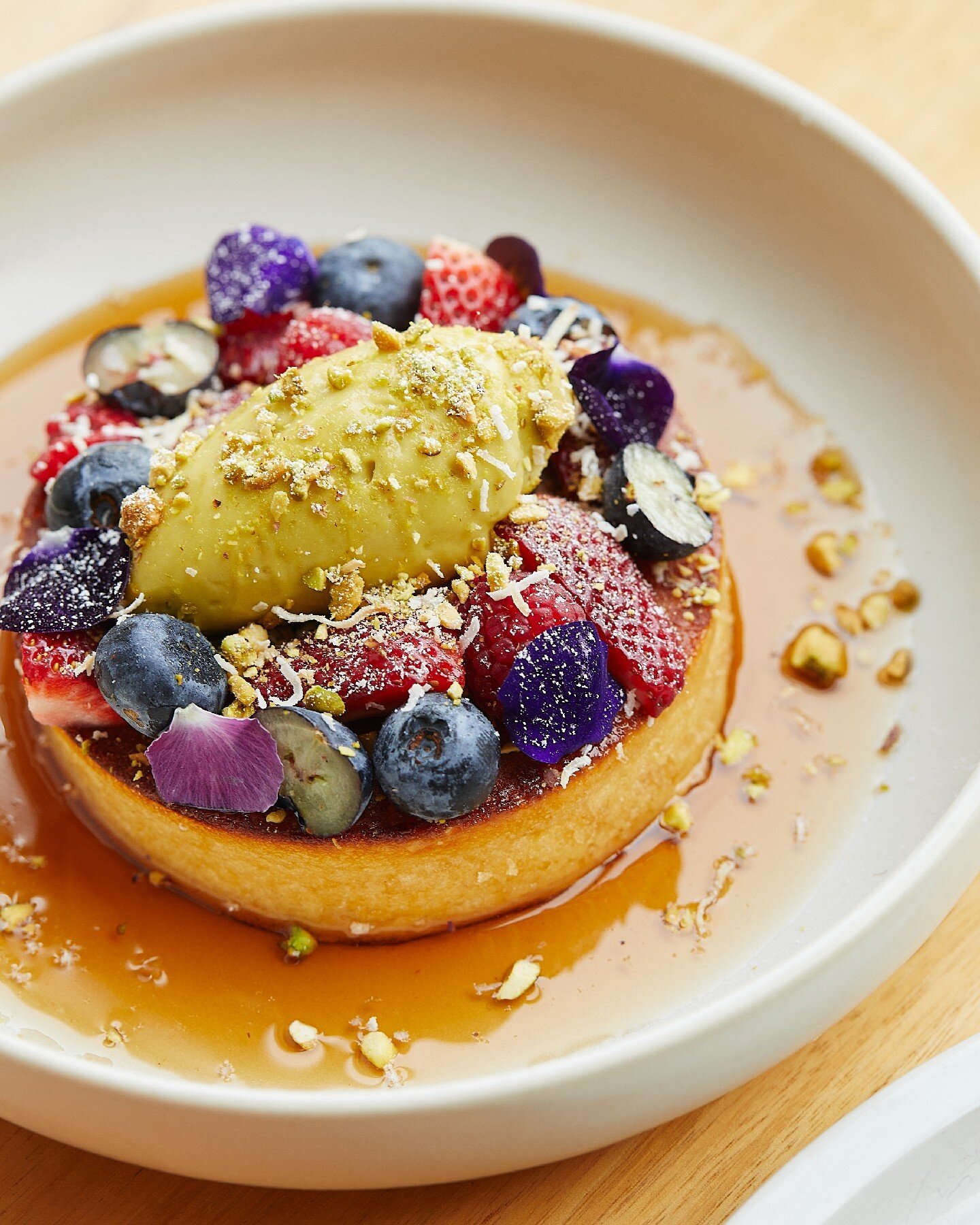Definition of a &quot;good time&quot;: #Monstera hotcakes with seasonal fruits, pistachio cream and thyme maple syrup. 😍