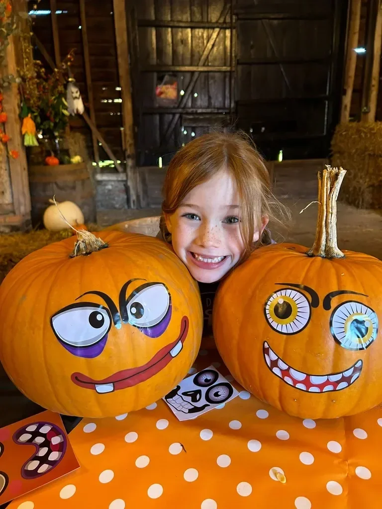 hallcourt-farm-pumpkin-picking-berkshire-carving-barn-faces-768w.webp
