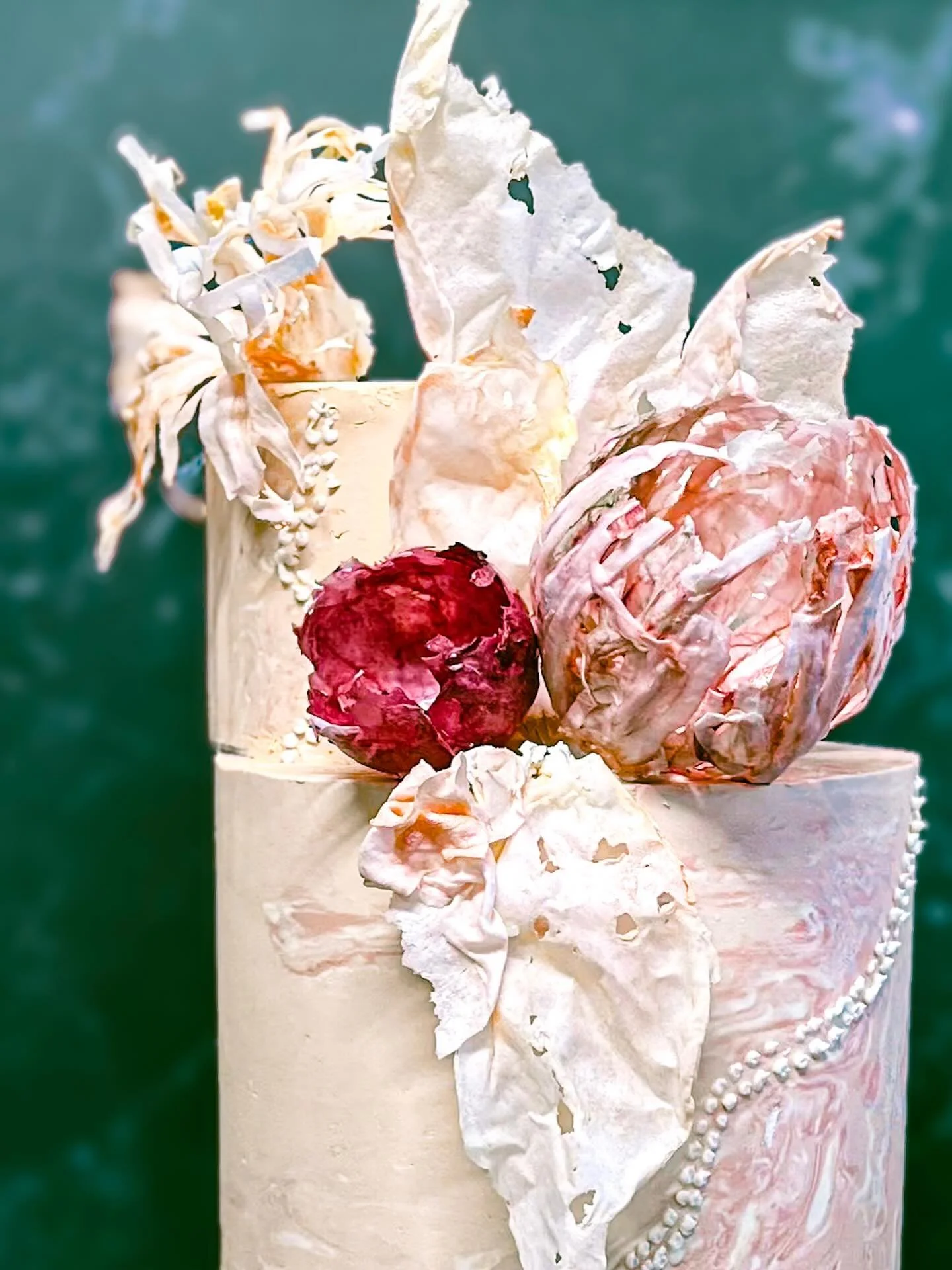 Wafer paper wonders 💕

#weddingcakes #celebrationcakes #crescenthead #waferpaperflowers