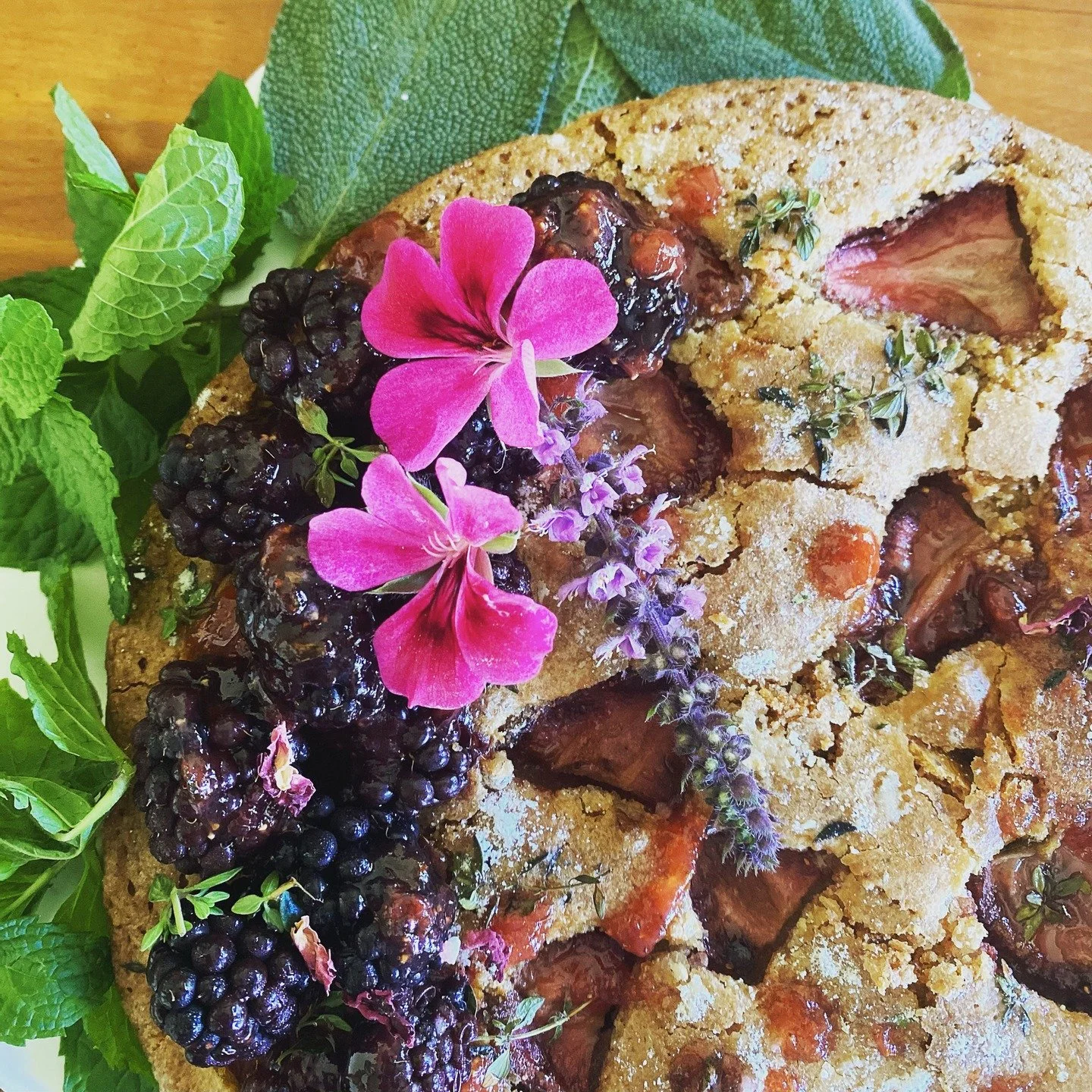 roasted strawberry and almond cake 🍓
GF deliciousness. 😋
#glutenfreebaking #celebrationcake #crescenthead