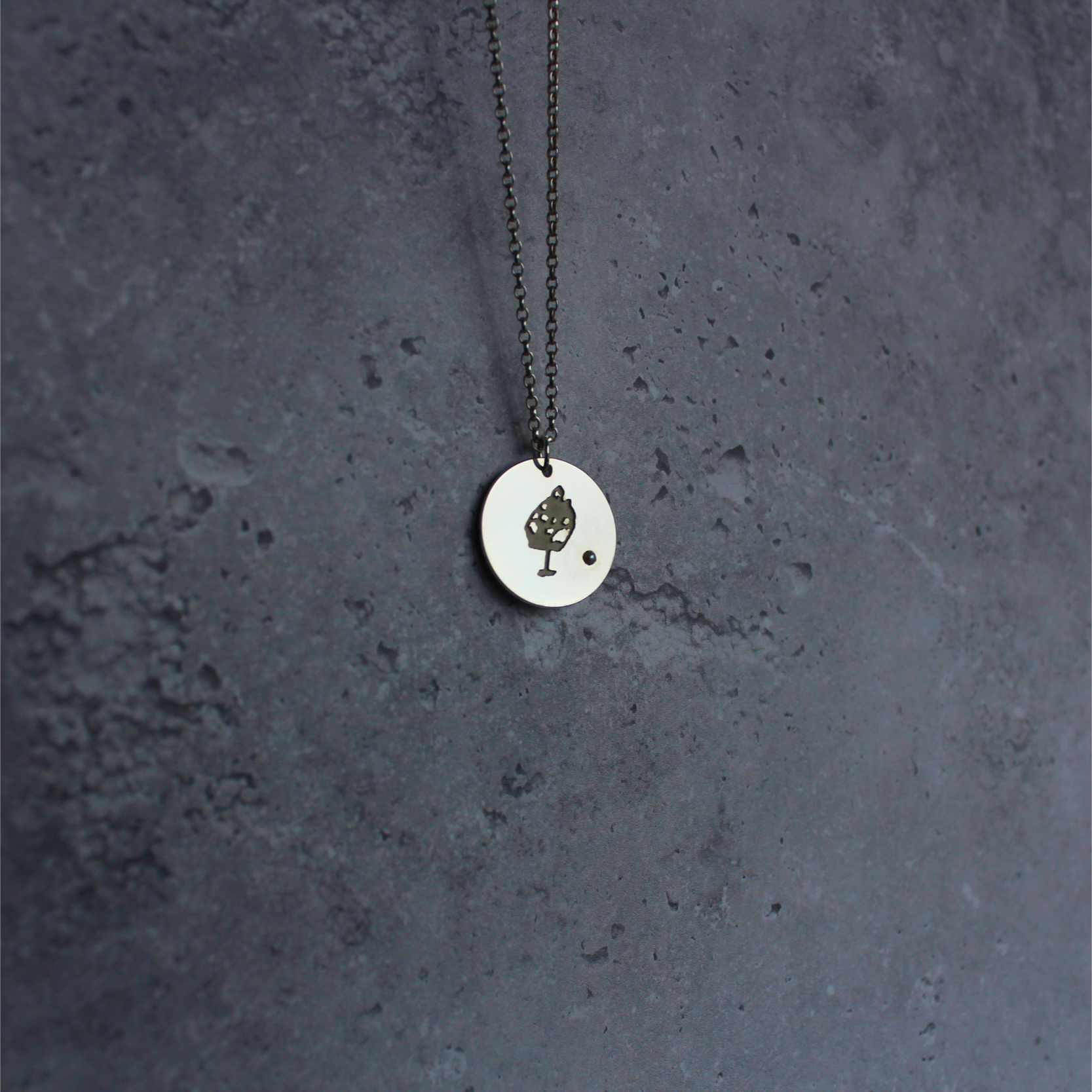 Anne+Boleyn+Illustration+Pendant+Pearl+Sterling+Silver.png
