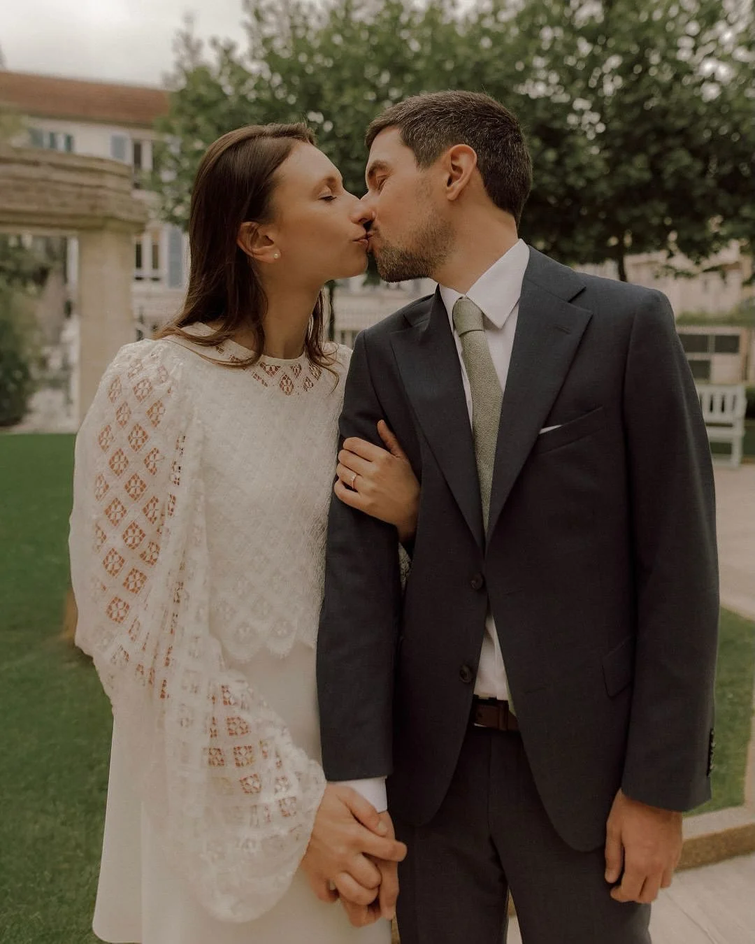 💌 mariage civil 🤍 E + T

On me demande souvent si engager un photographe pour son mariage civil est important. Il est vrai que beaucoup font le choix de deux dates s&eacute;par&eacute;es avec un petit mariage intimiste civil dans l&rsquo;ann&eacute